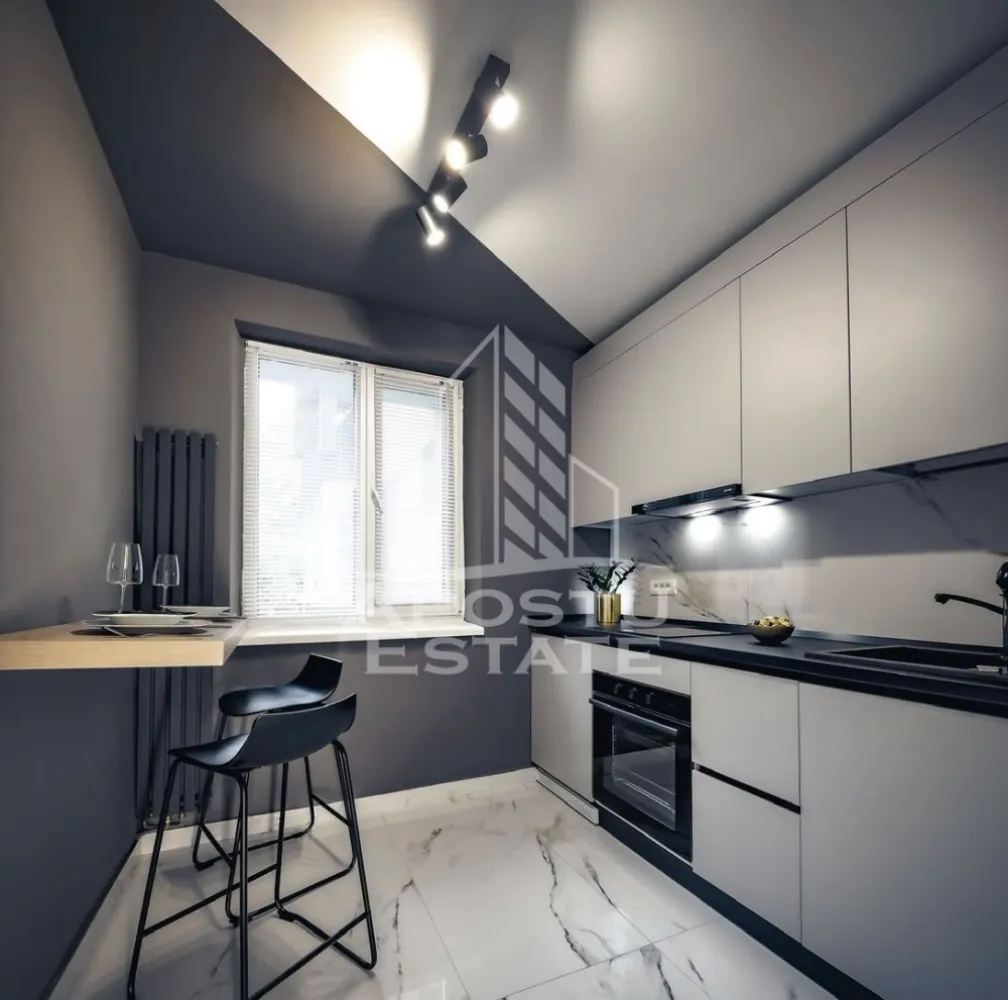 Apartament de închiriat cu 1 cameră , Zona centrală , Timișoara - APOSTU ESTATE vă propune spre închiriere un apartament spațios și elegant cu 1 camera , situat într-o zonă liniștită și bine conectată din Zona Semicentrală - Timișoara , ideal pentru persoane singure sau persoane care doresc un spațiu generos și confortabil.
 
 Suprafață utilă: 35 mp
 Compartimentare eficientă:
 Hol de acces generos
 Bucătărie complet mobilată și utilată, cu loc de luat masa 
 Dormitor matrimonial mobilat lux 
 Baie principală cu duș 
 Debara 
 
 Confort și facilități:
 Încălzire colterm - cheltuieli mici 
 Aer condiționat
 Apartamentul este complet mobilat și utilat de lux 
 Localizare: Zona Semicentrala -liniște, acces facil spre oraș, în apropiere de magazine, școli și mijloace de transport în comun.
 
 Ideal pentru:
 Studenți 
 Cupluri
 Profesioniști care lucrează remote sau au nevoie de birou acasă
 Preț chirie: 450 E
Id intern: CP3197203