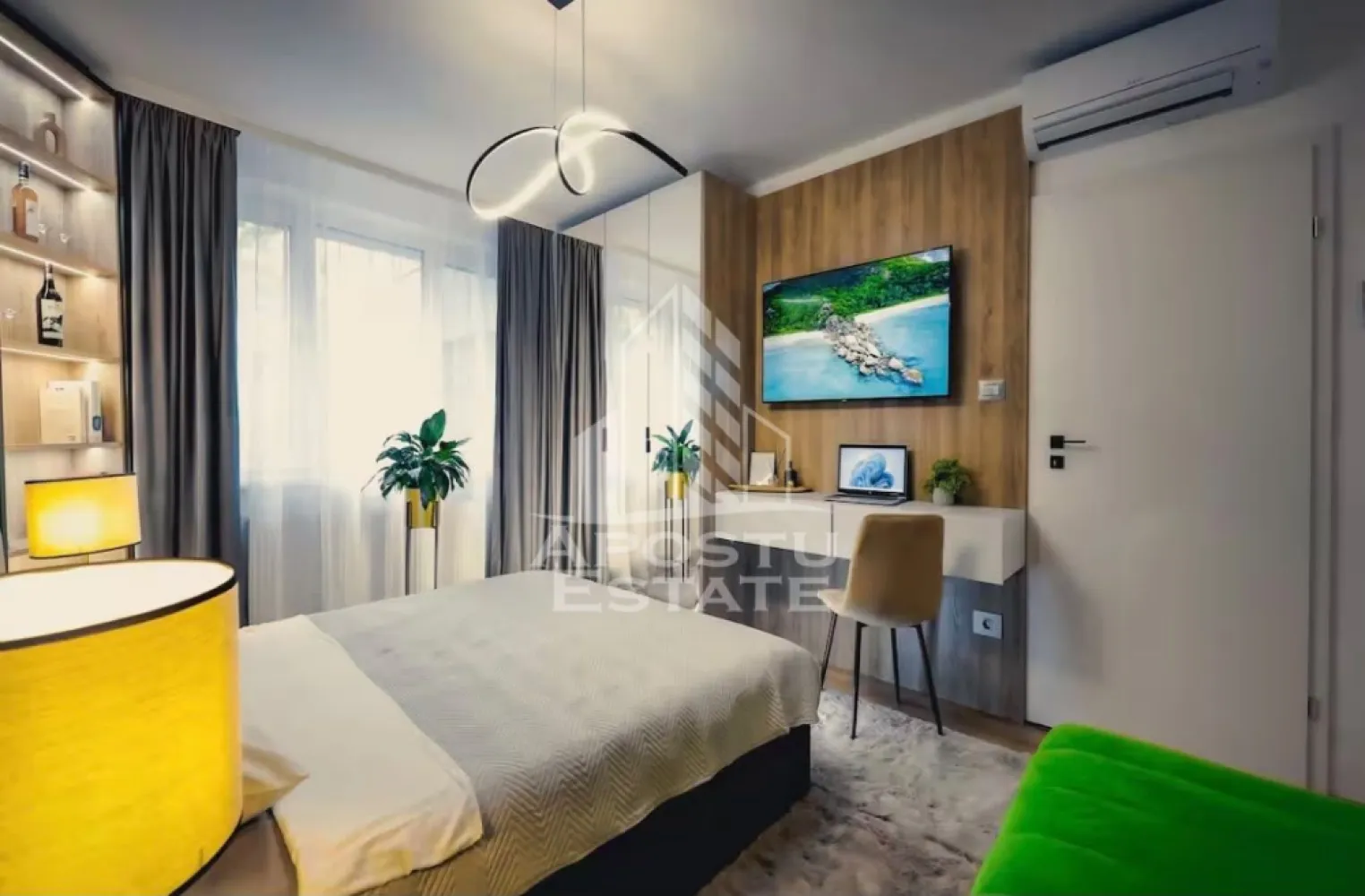 Apartament de închiriat cu 1 cameră , Zona centrală , Timișoara - APOSTU ESTATE vă propune spre închiriere un apartament spațios și elegant cu 1 camera , situat într-o zonă liniștită și bine conectată din Zona Semicentrală - Timișoara , ideal pentru persoane singure sau persoane care doresc un spațiu generos și confortabil.
 
 Suprafață utilă: 35 mp
 Compartimentare eficientă:
 Hol de acces generos
 Bucătărie complet mobilată și utilată, cu loc de luat masa 
 Dormitor matrimonial mobilat lux 
 Baie principală cu duș 
 Debara 
 
 Confort și facilități:
 Încălzire colterm - cheltuieli mici 
 Aer condiționat
 Apartamentul este complet mobilat și utilat de lux 
 Localizare: Zona Semicentrala -liniște, acces facil spre oraș, în apropiere de magazine, școli și mijloace de transport în comun.
 
 Ideal pentru:
 Studenți 
 Cupluri
 Profesioniști care lucrează remote sau au nevoie de birou acasă
 Preț chirie: 450 E
Id intern: CP3197203
