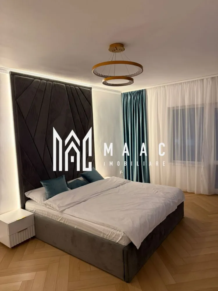 Apartament 3 camere decomandat | Sibiu Hipodrom 4 | 60 mp, parcare - Apartament cu 3 camere decomandat de închiriat în Sibiu, pe Strada Doamna Stanca, în zona Hipodrom 4, cu 60 mp utili, balcon și loc de parcare privat.

Detalii proprietate:
• Suprafață utilă: 60 mp, suprafață construită: 78 mp
• Compartimentare: living, 2 dormitoare, bucătărie separată, baie, hol cu spații de depozitare și balcon
• Etaj 1 din 5, imobil construit în 2020
• Stare interioară: ultrafinisat, confort lux
• Complet mobilat și utilat, pregătit pentru mutare imediată
• Încălzire în pardoseală, mobilier realizat la comandă și iluminat ambiental LED
• Parchet montat în model chevron și finisaje premium cu aspect de marmură
• Bucătărie complet echipată cu mașină de spălat vase, frigider, plită, cuptor și hotă
• Living amenajat cu televizor și zonă de relaxare
• 1 loc de parcare privat inclus

Localizarea pe Strada Doamna Stanca oferă acces rapid către Shopping City Sibiu, supermarketuri, restaurante, farmacii, școli, grădinițe, centre de fitness și mijloace de transport în comun. Zona este apreciată pentru infrastructura modernă și dezvoltarea rezidențială continuă.

Contactați echipa MAAC Imobiliare pentru o vizionare și menționați Cod anunț CP3197309.