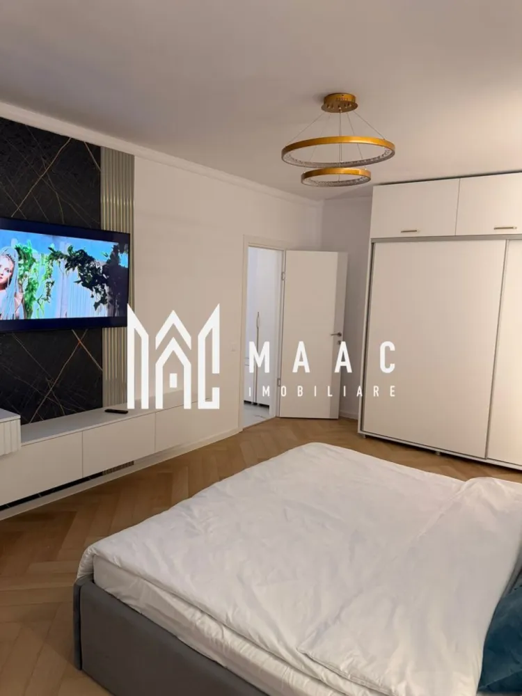 Apartament 3 camere decomandat | Sibiu Hipodrom 4 | 60 mp, parcare - Apartament cu 3 camere decomandat de închiriat în Sibiu, pe Strada Doamna Stanca, în zona Hipodrom 4, cu 60 mp utili, balcon și loc de parcare privat.

Detalii proprietate:
• Suprafață utilă: 60 mp, suprafață construită: 78 mp
• Compartimentare: living, 2 dormitoare, bucătărie separată, baie, hol cu spații de depozitare și balcon
• Etaj 1 din 5, imobil construit în 2020
• Stare interioară: ultrafinisat, confort lux
• Complet mobilat și utilat, pregătit pentru mutare imediată
• Încălzire în pardoseală, mobilier realizat la comandă și iluminat ambiental LED
• Parchet montat în model chevron și finisaje premium cu aspect de marmură
• Bucătărie complet echipată cu mașină de spălat vase, frigider, plită, cuptor și hotă
• Living amenajat cu televizor și zonă de relaxare
• 1 loc de parcare privat inclus

Localizarea pe Strada Doamna Stanca oferă acces rapid către Shopping City Sibiu, supermarketuri, restaurante, farmacii, școli, grădinițe, centre de fitness și mijloace de transport în comun. Zona este apreciată pentru infrastructura modernă și dezvoltarea rezidențială continuă.

Contactați echipa MAAC Imobiliare pentru o vizionare și menționați Cod anunț CP3197309.