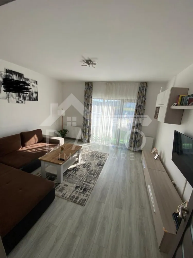🏡 Apartament 2 camere mobilat | Parcare inclusă | Calea Voinicenilor - 🏡 Apartament 2 camere de vânzare | Calea Voinicenilor | Parcare inclusă
Se oferă spre vânzare un apartament modern, complet mobilat și utilat, situat pe Calea Voinicenilor, în apropiere de sediul Cis Gaz, într-un complex rezidențial intim, cu doar câteva apartamente – ideal pentru cei care caută liniște, siguranță și confort.
💰 Preț: 119.000 €
📐 Suprafață: 54 mp + balcon
🏢 Etaj: parter din 2
📅 An construcție: 2018
🏠 Compartimentare:
✔ living spațios și foarte luminos, cu acces către balcon
✔ dormitor matrimonial elegant, cu mobilier modern și dressing încăpător
✔ bucătărie separată, complet mobilată și utilată, cu mobilier modern și spații eficiente de depozitare
✔ baie generoasă, cu cadă și geam pentru aerisire naturală
✔ hol cu mobilier realizat la comandă
✨ Dotări și finisaje:
✔ apartament mobilat modern și întreținut impecabil
✔ mobilier de calitate, în nuanțe deschise, care oferă senzație de spațiu
✔ bucătărie practică, echipată complet
✔ baie spațioasă, finisată modern
✔ camere luminoase, cu lumină naturală din plin
✔ jaluzele tip rulou (day-night) pentru confort și intimitate
✔ spații generoase de depozitare
🌿 Complex rezidențial privat:
✔ curte interioară închisă
✔ acces securizat cu poartă automatizată
✔ sistem de supraveghere video
✔ magazie comună pentru proprietari
✔ atmosferă liniștită, vecini puțini
🚗 1 loc de parcare în curte inclus
💎 Datorită poziției, compartimentării și faptului că se vinde complet mobilat, acest apartament este ideal atât pentru locuință proprie, cât și pentru investiție.
🤝 Proprietate promovată prin DARO Imobiliare
💳 Prin Kiwi Finance te ajutăm să cumperi acest apartament rapid și avantajos:
✔ analiză GRATUITĂ a eligibilității
✔ oferte de credit de la peste 12 bănci
✔ negocierea dobânzii pentru tine
✔ suport complet până la semnarea contractului
📞 Detalii și vizionări:
Coman Maria – DARO Imobiliare & Kiwi Finance
📱 0749 535 729