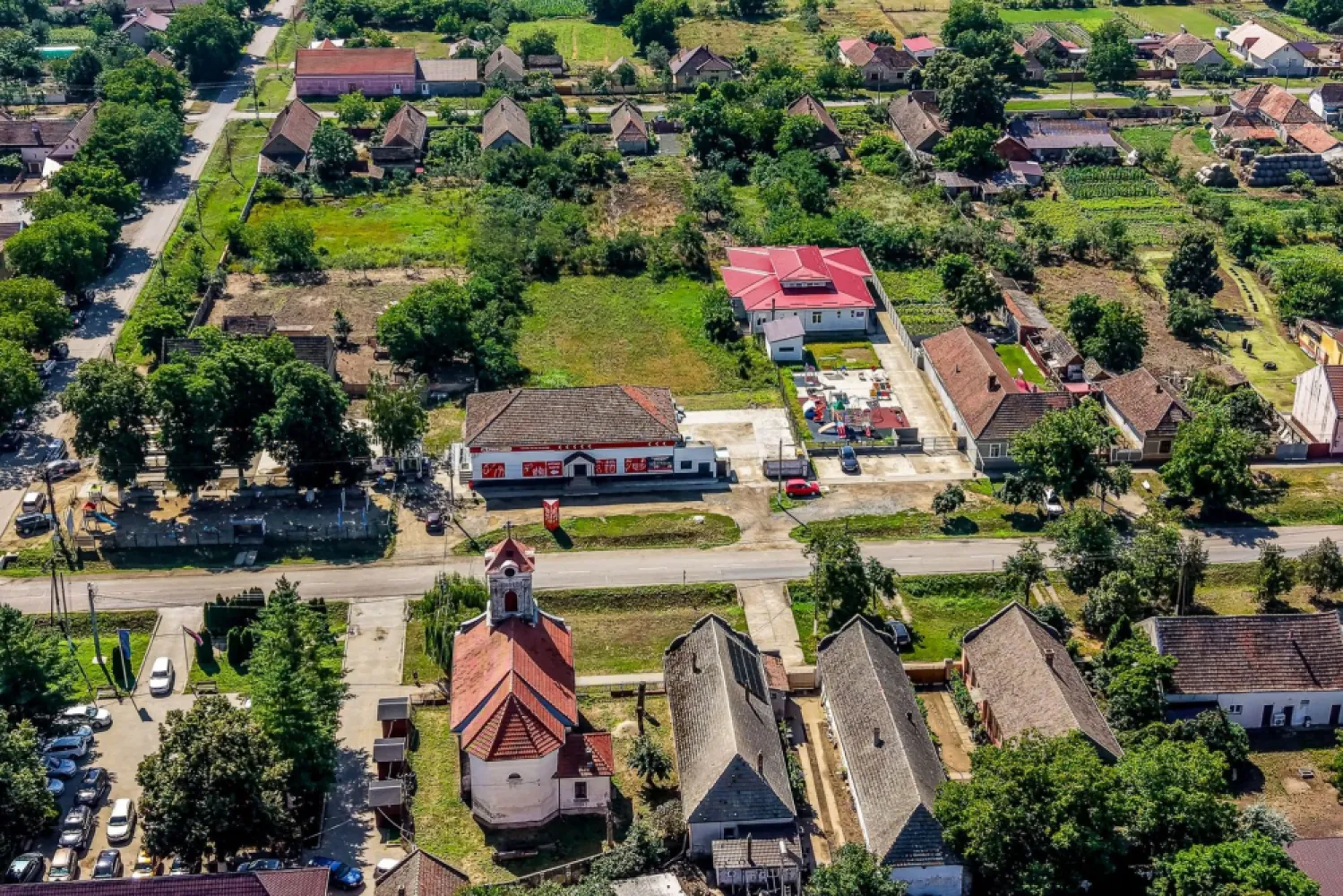 Oportunitate investiție – Spațiu comercial închiriat – Secusigiu - Se oferă spre vânzare o proprietate cu destinație comercială, ideală pentru investiție sigură, situată în localitatea Secusigiu, într-o zonă centrală cu vad excelent.

Imobilul este amplasat pe strada principală, în imediata apropiere a Primăriei, pieței, grădiniței și a două biserici – zonă cu trafic constant pietonal și auto.

📌 Detalii proprietate:
Suprafață construită: 332 mp
Teren total: 2.667 mp
Amplasare: stradă principală, zonă centrală
Acces facil și vizibilitate foarte bună

🏪 Investiție sigură:

Proprietatea este închiriată către un brand național puternic, ceea ce oferă:
venit pasiv imediat
contract de închiriere existent
stabilitate și risc redus

💰 Avantaje:
Chiriaș solid
Locație cu flux constant de clienți
Randament stabil pe termen lung

O oportunitate rară de investiție imobiliară cu venit imediat, amplasată strategic în centrul localității Secusigiu.

Preț listare: 150,000 €
Detalii & vizionare: 0742 267 773

Andreea Szuchanszki