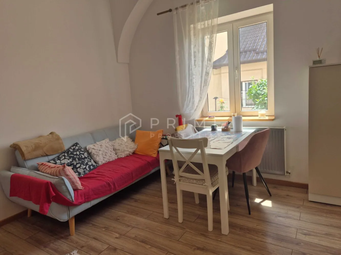 Apartament cu 2 camere de închiriat Ultracentral - Vă oferim spre închiriere un apartament cochet și primitor, situat într-o locație privilegiată pe strada Bolyai. Această locuință reprezintă soluția ideală pentru persoanele care apreciază viața în inima orașului, fiind la doar câțiva pași de principalele restaurante, facilități culturale și stații de transport, oferind totodată liniștea necesară unui cămin relaxant.

Detalii proprietate:

Suprafață: Aproximativ 50 mp.

Compartimentare: 2 camere și bucătărie separată.

Poziționare: Parter, oferind acces facil și rapid.

Dotări: Complet mobilat și utilat, gata pentru ocupare imediată.

Confort și facilități:

Confort termic: Centrală termică proprie și ferestre termopan pentru eficiență și izolare.

Spațiu util: Apartamentul dispune de un dressing generos și ingenios organizat, dotat atât cu mașină de spălat rufe, cât și cu uscător de rufe, pentru un plus de confort.

Condiții de închiriere:

Preț: 450 Euro / lună + utilități.

Garanție: Echivalentul a două luni de chirie.

Politică: Din respect pentru calitatea spațiului, fumatul în interior nu este permis.

Această proprietate este o alegere excelentă pentru cei care caută un stil de viață dinamic, fără a face compromisuri la capitolul confort.

Promisiunea Prime Properties:
Vă oferim siguranță, transparență și servicii impecabile pe tot parcursul drumului către casa ideală. Dacă această proprietate nu corespunde nevoilor dumneavoastră, lăsați-ne să găsim alternativa potrivită stilului dumneavoastră de viață.
