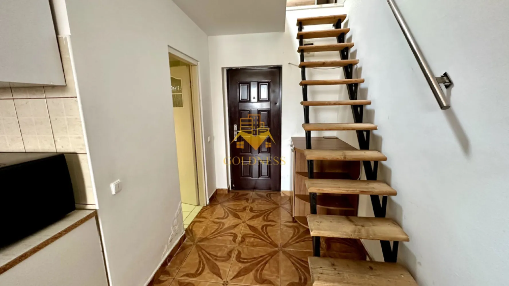 2 camere, Marasti, Dorobantilor, The Office, 21 Dec. Parcare, Centrala - GOLDNESS Imobiliare vă propune spre închiriere un apartament cu 2 camere complet mobilat și utilat, la etajul 3+Mansarda într-un imobil de 3 etaje, în Cartierul Marasti.
Dispune de loc de parcare în curtea blocului cu bariera!
Se află în apropierea stațiilor de transport în comun, magazine, restaurante, spații verzi, farmacii, etc. 

Apartamentul este compartimentat astfel:
 - dormitor cu pat matrimonial, dressing, noptiere
 - dormitor cu canapea extensibilă 
 - bucătărie complet utilată și mobilată, loc de servit masa 
 - baie cu cada, calorifer port prosop și dulap pentru depozitare.

Imobilul este dotat cu toate cele necesare- centrală proprie, frigider, aragaz, hotă, mașină de spălat haine, AC etc. 

Dacă sunteți interesați de acest apartament și doriți să îl vizionați, dar și pentru alte oferte nu ezitați să ne contactați telefonic sau prin e-mail. Vă stăm la dispoziție!
Pentru intermediere se percepe un comision de 50% din prețul chiriei!