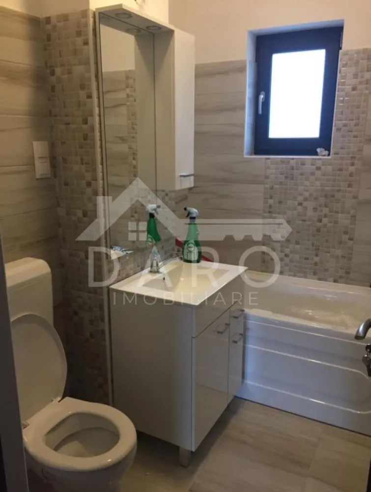 🏡 Apartament 2 camere mobilat | Parcare inclusă | Calea Voinicenilor - 🏡 Apartament 2 camere de vânzare | Calea Voinicenilor | Parcare inclusă
Se oferă spre vânzare un apartament modern, complet mobilat și utilat, situat pe Calea Voinicenilor, în apropiere de sediul Cis Gaz, într-un complex rezidențial intim, cu doar câteva apartamente – ideal pentru cei care caută liniște, siguranță și confort.
💰 Preț: 119.000 €
📐 Suprafață: 54 mp + balcon
🏢 Etaj: parter din 2
📅 An construcție: 2018
🏠 Compartimentare:
✔ living spațios și foarte luminos, cu acces către balcon
✔ dormitor matrimonial elegant, cu mobilier modern și dressing încăpător
✔ bucătărie separată, complet mobilată și utilată, cu mobilier modern și spații eficiente de depozitare
✔ baie generoasă, cu cadă și geam pentru aerisire naturală
✔ hol cu mobilier realizat la comandă
✨ Dotări și finisaje:
✔ apartament mobilat modern și întreținut impecabil
✔ mobilier de calitate, în nuanțe deschise, care oferă senzație de spațiu
✔ bucătărie practică, echipată complet
✔ baie spațioasă, finisată modern
✔ camere luminoase, cu lumină naturală din plin
✔ jaluzele tip rulou (day-night) pentru confort și intimitate
✔ spații generoase de depozitare
🌿 Complex rezidențial privat:
✔ curte interioară închisă
✔ acces securizat cu poartă automatizată
✔ sistem de supraveghere video
✔ magazie comună pentru proprietari
✔ atmosferă liniștită, vecini puțini
🚗 1 loc de parcare în curte inclus
💎 Datorită poziției, compartimentării și faptului că se vinde complet mobilat, acest apartament este ideal atât pentru locuință proprie, cât și pentru investiție.
🤝 Proprietate promovată prin DARO Imobiliare
💳 Prin Kiwi Finance te ajutăm să cumperi acest apartament rapid și avantajos:
✔ analiză GRATUITĂ a eligibilității
✔ oferte de credit de la peste 12 bănci
✔ negocierea dobânzii pentru tine
✔ suport complet până la semnarea contractului
📞 Detalii și vizionări:
Coman Maria – DARO Imobiliare & Kiwi Finance
📱 0749 535 729