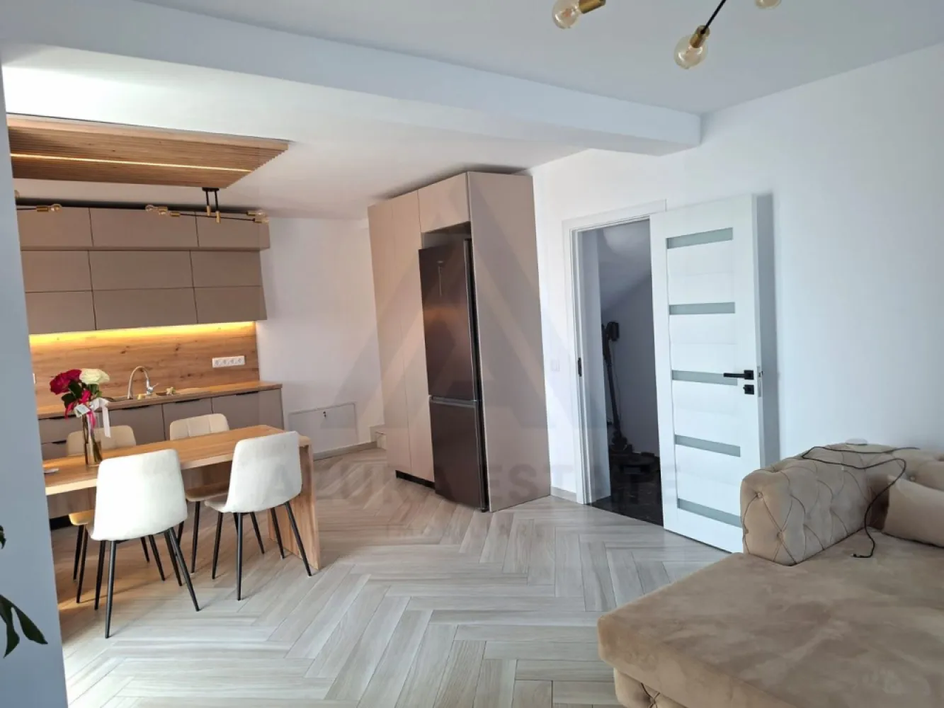 Casa moderna 4 camere 2 bai si curte libera 220 mp pe Calea Cisnadiei - Agentia imobiliara Azura Estates va propune spre vanzare o casa moderna, tip triplex (pozitionata pe colt ), superb amenajata cu materiale premium, locuita din iulie 2025, avand o suprafata utila de 119 mp, curte libera 200 mp, loc de parcare privat si terasa acoperita pe Calea Cisnadiei.
 Zona Calea Cisnădiei este una dintre cele mai dinamice arii rezidențiale din Sibiu. Oferă liniște, aer curat și o comunitate tânără, ideală pentru familii moderne. Accesul rapid către oraș și infrastructura în plină dezvoltare sporesc valoarea investiției. 

Detalii esențiale:
Suprafață utilă: 119 mp
Curte liberă: 200 mp
Loc de parcare privat
Terasă acoperită cu vedere spre munți
Locuită din iulie 2025

Compartimentare și dotări:
Living generos cu bucătărie open space, mobilat și utilat cu finisaje premium
3 dormitoare matrimoniale spațioase, complet mobilate
Dressing dedicat, cu electrocasnice și zonă de călcat haine integrată
2 băi elegante, cu ferestre de aerisire, duș walk-in și cadă freestanding
Terasă acoperită, perfectă pentru relaxare în aer liber

Curte individuală – ideală pentru grădinărit, joacă sau petreceri în familie

Pretul de vanzare al casei este de 210.000 euro negociabil!