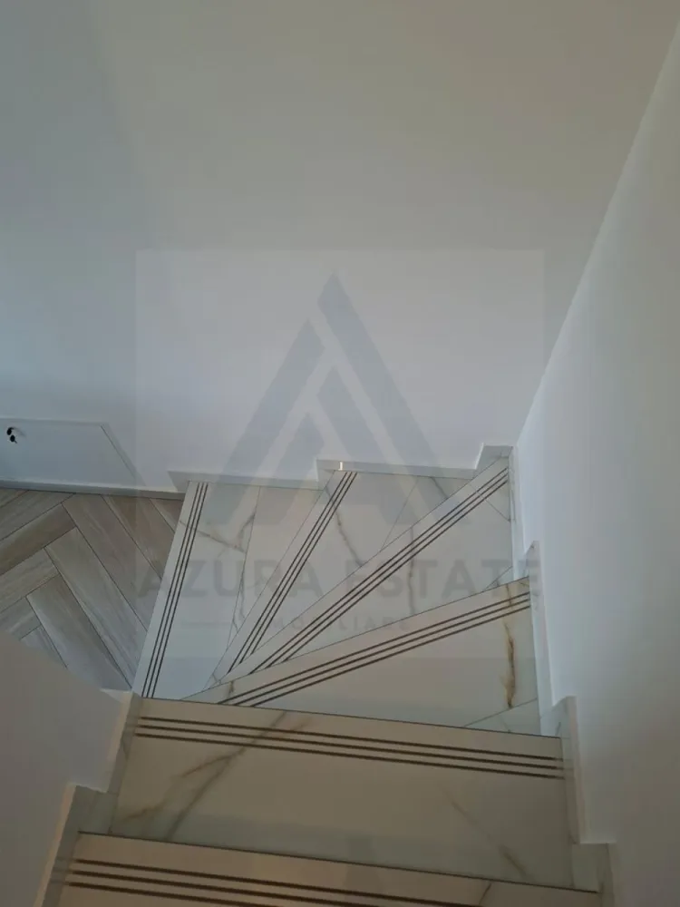 Casa moderna 4 camere 2 bai si curte libera 220 mp pe Calea Cisnadiei - Agentia imobiliara Azura Estates va propune spre vanzare o casa moderna, tip triplex (pozitionata pe colt ), superb amenajata cu materiale premium, locuita din iulie 2025, avand o suprafata utila de 119 mp, curte libera 200 mp, loc de parcare privat si terasa acoperita pe Calea Cisnadiei.
 Zona Calea Cisnădiei este una dintre cele mai dinamice arii rezidențiale din Sibiu. Oferă liniște, aer curat și o comunitate tânără, ideală pentru familii moderne. Accesul rapid către oraș și infrastructura în plină dezvoltare sporesc valoarea investiției. 

Detalii esențiale:
Suprafață utilă: 119 mp
Curte liberă: 200 mp
Loc de parcare privat
Terasă acoperită cu vedere spre munți
Locuită din iulie 2025

Compartimentare și dotări:
Living generos cu bucătărie open space, mobilat și utilat cu finisaje premium
3 dormitoare matrimoniale spațioase, complet mobilate
Dressing dedicat, cu electrocasnice și zonă de călcat haine integrată
2 băi elegante, cu ferestre de aerisire, duș walk-in și cadă freestanding
Terasă acoperită, perfectă pentru relaxare în aer liber

Curte individuală – ideală pentru grădinărit, joacă sau petreceri în familie

Pretul de vanzare al casei este de 210.000 euro negociabil!