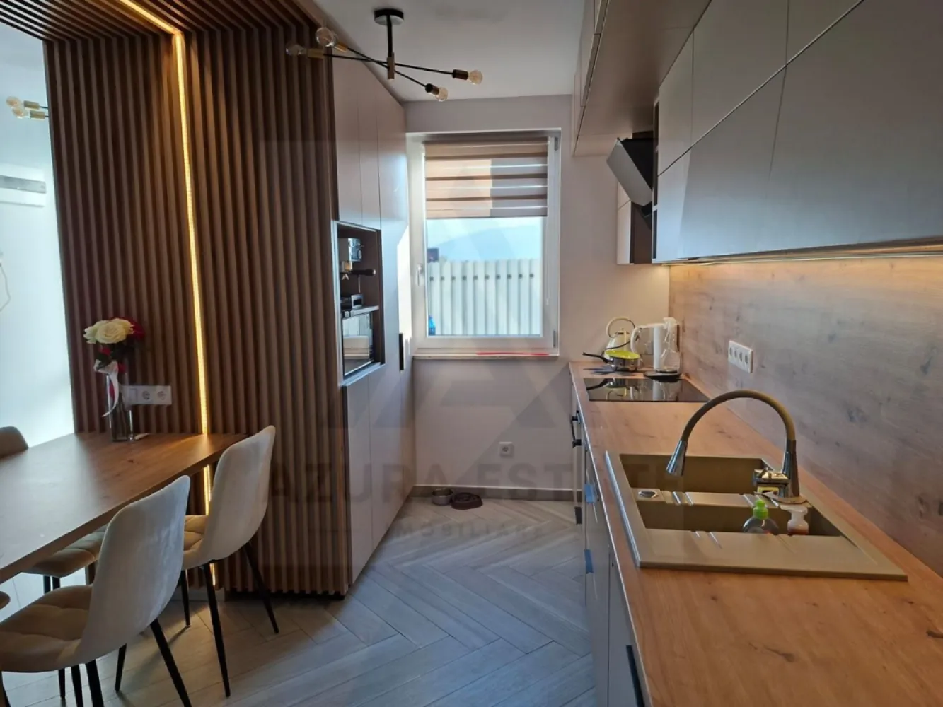 Casa moderna 4 camere 2 bai si curte libera 220 mp pe Calea Cisnadiei - Agentia imobiliara Azura Estates va propune spre vanzare o casa moderna, tip triplex (pozitionata pe colt ), superb amenajata cu materiale premium, locuita din iulie 2025, avand o suprafata utila de 119 mp, curte libera 200 mp, loc de parcare privat si terasa acoperita pe Calea Cisnadiei.
 Zona Calea Cisnădiei este una dintre cele mai dinamice arii rezidențiale din Sibiu. Oferă liniște, aer curat și o comunitate tânără, ideală pentru familii moderne. Accesul rapid către oraș și infrastructura în plină dezvoltare sporesc valoarea investiției. 

Detalii esențiale:
Suprafață utilă: 119 mp
Curte liberă: 200 mp
Loc de parcare privat
Terasă acoperită cu vedere spre munți
Locuită din iulie 2025

Compartimentare și dotări:
Living generos cu bucătărie open space, mobilat și utilat cu finisaje premium
3 dormitoare matrimoniale spațioase, complet mobilate
Dressing dedicat, cu electrocasnice și zonă de călcat haine integrată
2 băi elegante, cu ferestre de aerisire, duș walk-in și cadă freestanding
Terasă acoperită, perfectă pentru relaxare în aer liber

Curte individuală – ideală pentru grădinărit, joacă sau petreceri în familie

Pretul de vanzare al casei este de 210.000 euro negociabil!