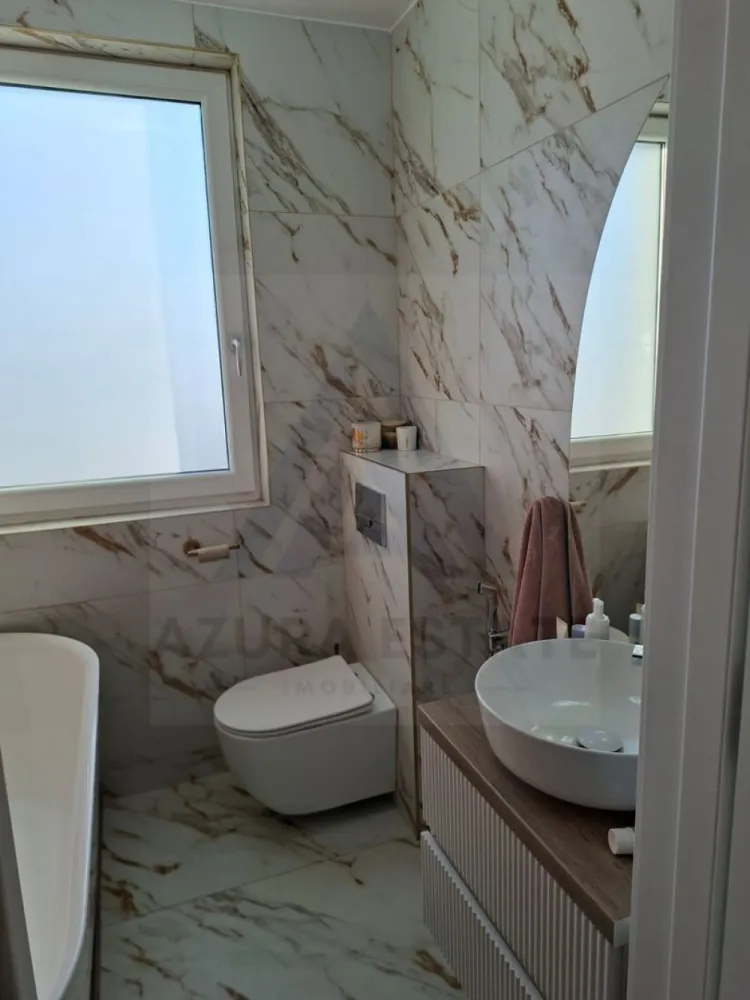 Casa moderna 4 camere 2 bai si curte libera 220 mp pe Calea Cisnadiei - Agentia imobiliara Azura Estates va propune spre vanzare o casa moderna, tip triplex (pozitionata pe colt ), superb amenajata cu materiale premium, locuita din iulie 2025, avand o suprafata utila de 119 mp, curte libera 200 mp, loc de parcare privat si terasa acoperita pe Calea Cisnadiei.
 Zona Calea Cisnădiei este una dintre cele mai dinamice arii rezidențiale din Sibiu. Oferă liniște, aer curat și o comunitate tânără, ideală pentru familii moderne. Accesul rapid către oraș și infrastructura în plină dezvoltare sporesc valoarea investiției. 

Detalii esențiale:
Suprafață utilă: 119 mp
Curte liberă: 200 mp
Loc de parcare privat
Terasă acoperită cu vedere spre munți
Locuită din iulie 2025

Compartimentare și dotări:
Living generos cu bucătărie open space, mobilat și utilat cu finisaje premium
3 dormitoare matrimoniale spațioase, complet mobilate
Dressing dedicat, cu electrocasnice și zonă de călcat haine integrată
2 băi elegante, cu ferestre de aerisire, duș walk-in și cadă freestanding
Terasă acoperită, perfectă pentru relaxare în aer liber

Curte individuală – ideală pentru grădinărit, joacă sau petreceri în familie

Pretul de vanzare al casei este de 210.000 euro negociabil!