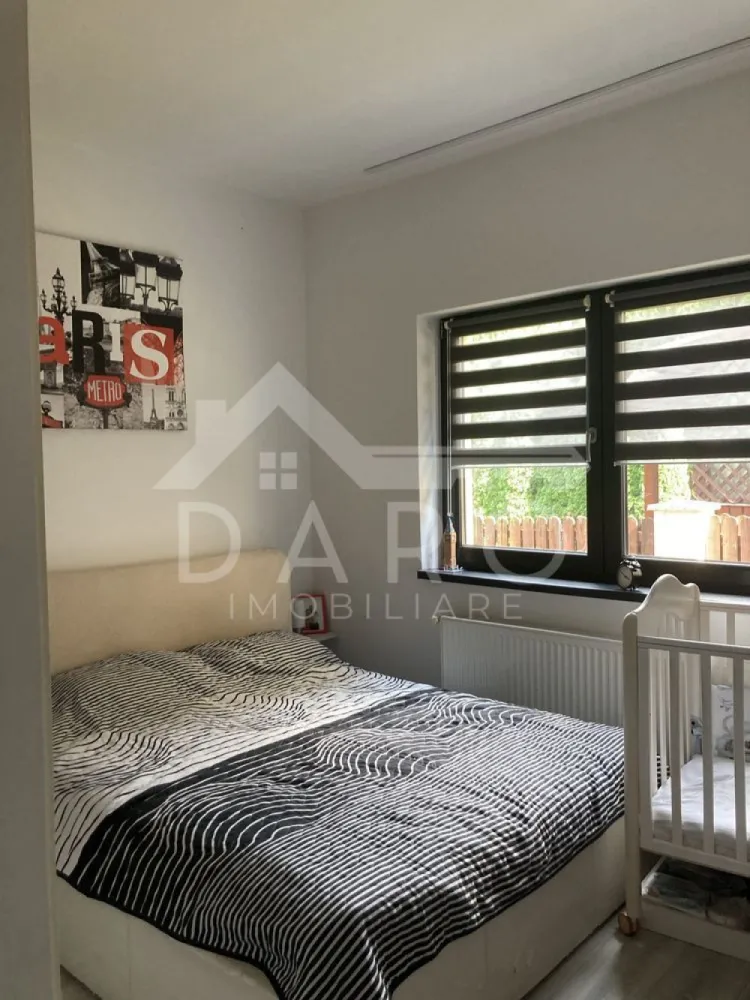 🏡 Apartament 2 camere mobilat | Parcare inclusă | Calea Voinicenilor - 🏡 Apartament 2 camere de vânzare | Calea Voinicenilor | Parcare inclusă
Se oferă spre vânzare un apartament modern, complet mobilat și utilat, situat pe Calea Voinicenilor, în apropiere de sediul Cis Gaz, într-un complex rezidențial intim, cu doar câteva apartamente – ideal pentru cei care caută liniște, siguranță și confort.
💰 Preț: 119.000 €
📐 Suprafață: 54 mp + balcon
🏢 Etaj: parter din 2
📅 An construcție: 2018
🏠 Compartimentare:
✔ living spațios și foarte luminos, cu acces către balcon
✔ dormitor matrimonial elegant, cu mobilier modern și dressing încăpător
✔ bucătărie separată, complet mobilată și utilată, cu mobilier modern și spații eficiente de depozitare
✔ baie generoasă, cu cadă și geam pentru aerisire naturală
✔ hol cu mobilier realizat la comandă
✨ Dotări și finisaje:
✔ apartament mobilat modern și întreținut impecabil
✔ mobilier de calitate, în nuanțe deschise, care oferă senzație de spațiu
✔ bucătărie practică, echipată complet
✔ baie spațioasă, finisată modern
✔ camere luminoase, cu lumină naturală din plin
✔ jaluzele tip rulou (day-night) pentru confort și intimitate
✔ spații generoase de depozitare
🌿 Complex rezidențial privat:
✔ curte interioară închisă
✔ acces securizat cu poartă automatizată
✔ sistem de supraveghere video
✔ magazie comună pentru proprietari
✔ atmosferă liniștită, vecini puțini
🚗 1 loc de parcare în curte inclus
💎 Datorită poziției, compartimentării și faptului că se vinde complet mobilat, acest apartament este ideal atât pentru locuință proprie, cât și pentru investiție.
🤝 Proprietate promovată prin DARO Imobiliare
💳 Prin Kiwi Finance te ajutăm să cumperi acest apartament rapid și avantajos:
✔ analiză GRATUITĂ a eligibilității
✔ oferte de credit de la peste 12 bănci
✔ negocierea dobânzii pentru tine
✔ suport complet până la semnarea contractului
📞 Detalii și vizionări:
Coman Maria – DARO Imobiliare & Kiwi Finance
📱 0749 535 729