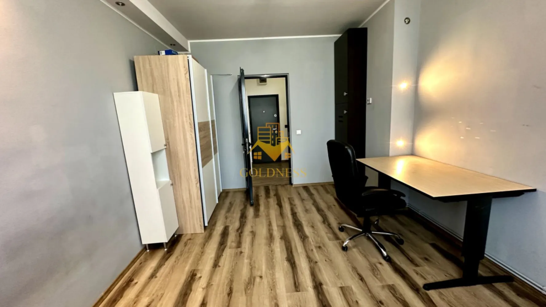 1 camera, Marasti, Dorobantilor, The Office, 21 Dec, Lidl, Parcare - GOLDNESS Imobiliare vă propune spre închiriere un apartament cu 1 camere complet mobilat și utilat, la etajul 2 într-un imobil de 3 etaje, în Cartierul Marasti, zona The Office.
Dispune de loc de parcare în curtea blocului cu bariera.
Se află în apropierea stațiilor de transport în comun, magazine, restaurante, spații verzi, farmacii, etc. 

Apartamentul este compartimentat astfel:
 - camera cu canapea extensibila, dressing, noptiere
 - bucătărie complet utilată și mobilată
 - baie cu cabina de dus, calorifer port prosop și dulap pentru depozitare.

Imobilul este dotat cu toate cele necesare- centrală proprie, frigider, aragaz, hotă, mașină de spălat haine, etc. 

Dacă sunteți interesați de acest apartament și doriți să îl vizionați, dar și pentru alte oferte nu ezitați să ne contactați telefonic sau prin e-mail. Vă stăm la dispoziție!
Pentru intermediere se percepe un comision de 50% din prețul chiriei!