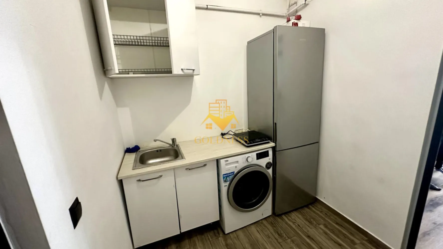 1 camera, Marasti, Dorobantilor, The Office, 21 Dec, Lidl, Parcare - GOLDNESS Imobiliare vă propune spre închiriere un apartament cu 1 camere complet mobilat și utilat, la etajul 2 într-un imobil de 3 etaje, în Cartierul Marasti, zona The Office.
Dispune de loc de parcare în curtea blocului cu bariera.
Se află în apropierea stațiilor de transport în comun, magazine, restaurante, spații verzi, farmacii, etc. 

Apartamentul este compartimentat astfel:
 - camera cu canapea extensibila, dressing, noptiere
 - bucătărie complet utilată și mobilată
 - baie cu cabina de dus, calorifer port prosop și dulap pentru depozitare.

Imobilul este dotat cu toate cele necesare- centrală proprie, frigider, aragaz, hotă, mașină de spălat haine, etc. 

Dacă sunteți interesați de acest apartament și doriți să îl vizionați, dar și pentru alte oferte nu ezitați să ne contactați telefonic sau prin e-mail. Vă stăm la dispoziție!
Pentru intermediere se percepe un comision de 50% din prețul chiriei!