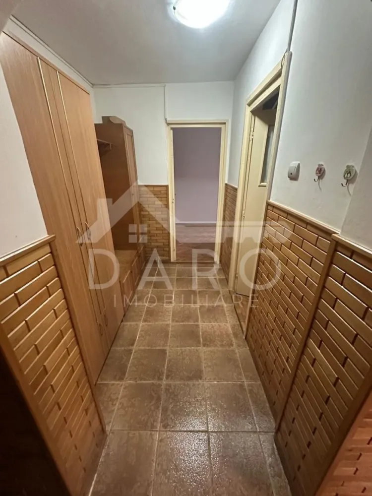 🏠 Ocazie! Apartament 2 camere cu balcon închis - 🏡 Apartament 2 camere de vânzare – Mureșeni | Str. Cisnădiei
Se oferă spre vânzare apartament cu 2 camere, situat în Târgu Mureș, cartierul Mureșeni, pe strada Cisnădiei, într-o zonă foarte bine poziționată, aproape de școală, grădiniță, creșă și stația de autobuz.
📐 Suprafață utilă: 47 mp (conform CF)
📍 Parter
✔ ideal pentru locuit sau investiție
✔ disponibil pentru mutare imediată
Compartimentare:
✔ 2 camere decomandate, cu intrare separată din hol
✔ bucătărie
✔ baie
✔ cămară
✔ balcon spațios, închis cu termopan și prevăzut cu gratii pentru siguranță
Dotări:
✔ mobilat și utilat complet (frigider, aragaz, mobilă)
✔ centrală termică proprie
✔ geamuri termopan
✅ Apartamentul este în stare bună și se vinde așa cum se vede în poze – gata pentru mutare imediată.
🤝 Proprietate promovată prin DARO Imobiliare
🏠 Ai nevoie de finanțare pentru achiziție?
Prin Kiwi Finance beneficiezi de:
✔ analiză GRATUITĂ a eligibilității
✔ acces la oferte de la peste 12 bănci
✔ negocierea dobânzii în favoarea ta
✔ suport complet până la obținerea creditului
📞 Detalii și vizionări:
Coman Maria – DARO Imobiliare & Kiwi Finance
📱 0749 535 729
🔑 DARO Imobiliare – găsim locuința potrivită.
💳 Kiwi Finance – te ajutăm să devii proprietar.