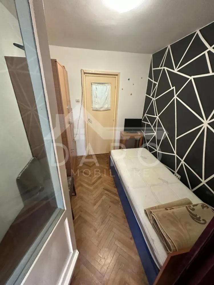 🏠 Ocazie! Apartament 2 camere cu balcon închis - 🏡 Apartament 2 camere de vânzare – Mureșeni | Str. Cisnădiei
Se oferă spre vânzare apartament cu 2 camere, situat în Târgu Mureș, cartierul Mureșeni, pe strada Cisnădiei, într-o zonă foarte bine poziționată, aproape de școală, grădiniță, creșă și stația de autobuz.
📐 Suprafață utilă: 47 mp (conform CF)
📍 Parter
✔ ideal pentru locuit sau investiție
✔ disponibil pentru mutare imediată
Compartimentare:
✔ 2 camere decomandate, cu intrare separată din hol
✔ bucătărie
✔ baie
✔ cămară
✔ balcon spațios, închis cu termopan și prevăzut cu gratii pentru siguranță
Dotări:
✔ mobilat și utilat complet (frigider, aragaz, mobilă)
✔ centrală termică proprie
✔ geamuri termopan
✅ Apartamentul este în stare bună și se vinde așa cum se vede în poze – gata pentru mutare imediată.
🤝 Proprietate promovată prin DARO Imobiliare
🏠 Ai nevoie de finanțare pentru achiziție?
Prin Kiwi Finance beneficiezi de:
✔ analiză GRATUITĂ a eligibilității
✔ acces la oferte de la peste 12 bănci
✔ negocierea dobânzii în favoarea ta
✔ suport complet până la obținerea creditului
📞 Detalii și vizionări:
Coman Maria – DARO Imobiliare & Kiwi Finance
📱 0749 535 729
🔑 DARO Imobiliare – găsim locuința potrivită.
💳 Kiwi Finance – te ajutăm să devii proprietar.