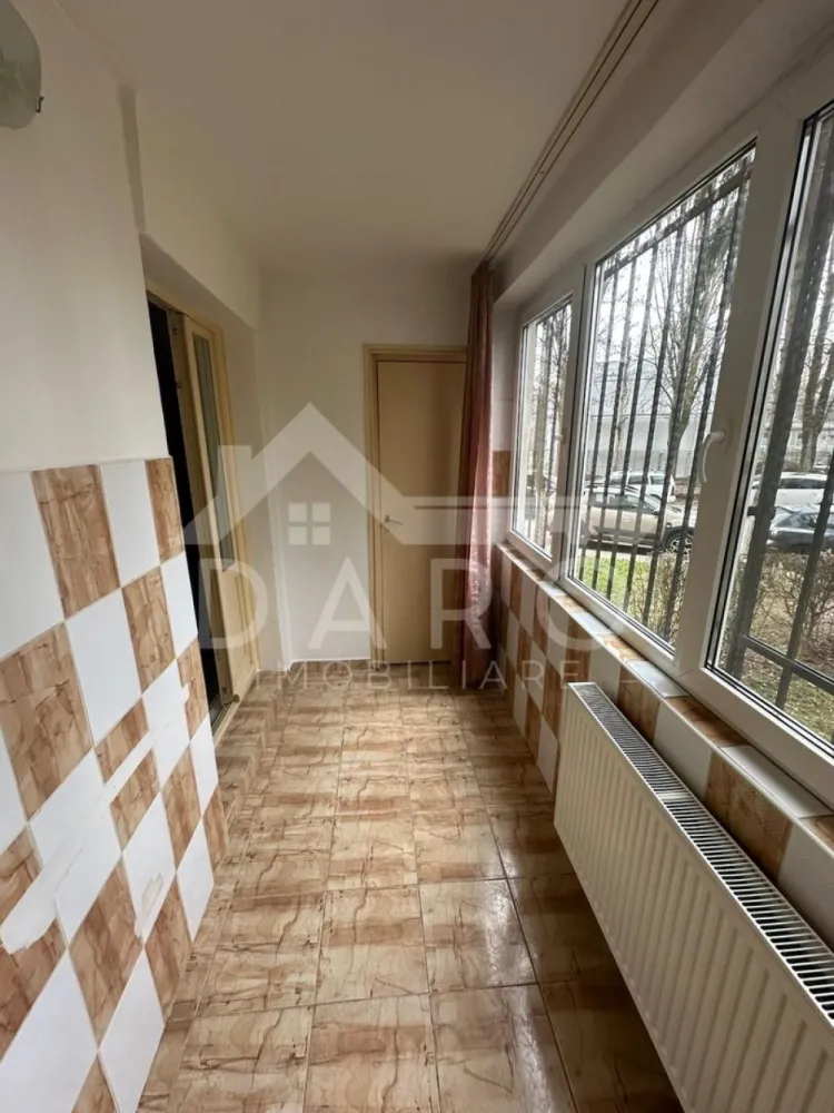 🏠 Ocazie! Apartament 2 camere cu balcon închis - 🏡 Apartament 2 camere de vânzare – Mureșeni | Str. Cisnădiei
Se oferă spre vânzare apartament cu 2 camere, situat în Târgu Mureș, cartierul Mureșeni, pe strada Cisnădiei, într-o zonă foarte bine poziționată, aproape de școală, grădiniță, creșă și stația de autobuz.
📐 Suprafață utilă: 47 mp (conform CF)
📍 Parter
✔ ideal pentru locuit sau investiție
✔ disponibil pentru mutare imediată
Compartimentare:
✔ 2 camere decomandate, cu intrare separată din hol
✔ bucătărie
✔ baie
✔ cămară
✔ balcon spațios, închis cu termopan și prevăzut cu gratii pentru siguranță
Dotări:
✔ mobilat și utilat complet (frigider, aragaz, mobilă)
✔ centrală termică proprie
✔ geamuri termopan
✅ Apartamentul este în stare bună și se vinde așa cum se vede în poze – gata pentru mutare imediată.
🤝 Proprietate promovată prin DARO Imobiliare
🏠 Ai nevoie de finanțare pentru achiziție?
Prin Kiwi Finance beneficiezi de:
✔ analiză GRATUITĂ a eligibilității
✔ acces la oferte de la peste 12 bănci
✔ negocierea dobânzii în favoarea ta
✔ suport complet până la obținerea creditului
📞 Detalii și vizionări:
Coman Maria – DARO Imobiliare & Kiwi Finance
📱 0749 535 729
🔑 DARO Imobiliare – găsim locuința potrivită.
💳 Kiwi Finance – te ajutăm să devii proprietar.