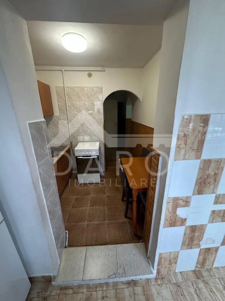 🏠 Ocazie! Apartament 2 camere cu balcon închis - 🏡 Apartament 2 camere de vânzare – Mureșeni | Str. Cisnădiei
Se oferă spre vânzare apartament cu 2 camere, situat în Târgu Mureș, cartierul Mureșeni, pe strada Cisnădiei, într-o zonă foarte bine poziționată, aproape de școală, grădiniță, creșă și stația de autobuz.
📐 Suprafață utilă: 47 mp (conform CF)
📍 Parter
✔ ideal pentru locuit sau investiție
✔ disponibil pentru mutare imediată
Compartimentare:
✔ 2 camere decomandate, cu intrare separată din hol
✔ bucătărie
✔ baie
✔ cămară
✔ balcon spațios, închis cu termopan și prevăzut cu gratii pentru siguranță
Dotări:
✔ mobilat și utilat complet (frigider, aragaz, mobilă)
✔ centrală termică proprie
✔ geamuri termopan
✅ Apartamentul este în stare bună și se vinde așa cum se vede în poze – gata pentru mutare imediată.
🤝 Proprietate promovată prin DARO Imobiliare
🏠 Ai nevoie de finanțare pentru achiziție?
Prin Kiwi Finance beneficiezi de:
✔ analiză GRATUITĂ a eligibilității
✔ acces la oferte de la peste 12 bănci
✔ negocierea dobânzii în favoarea ta
✔ suport complet până la obținerea creditului
📞 Detalii și vizionări:
Coman Maria – DARO Imobiliare & Kiwi Finance
📱 0749 535 729
🔑 DARO Imobiliare – găsim locuința potrivită.
💳 Kiwi Finance – te ajutăm să devii proprietar.