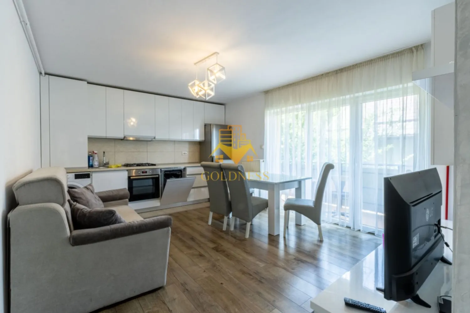 3 camere, modern, parcare, Zorilor Zona Observatorului,UMF,Pet Friedly - GOLDNESS Imobiliare vă propune spre închiriere un apartament cu 3 camere complet mobilat și utilat, la etajul 1 într-un imobil de 4 etaje, în Cartierul Zorilor.
Dispune de loc de parcare in subteran inclus in pret!
Se află în apropierea stațiilor de transport în comun, magazine, restaurante, spații verzi, farmacii, etc. 

Apartamentul este compartimentat astfel:
 - dormitor cu pat matrimonial, dressing, noptiere
 - dormitor cu pat extensibil, spatiu pentru depozitare
 - living cu bucatarie open space complet utilată și mobilată, canapea extensibilă, loc de servit masa 
 - baie cu cada, calorifer port prosop și dulap pentru depozitare.
 - 2 balcoane in total de 15 mp.

Imobilul este dotat cu toate cele necesare- centrală proprie, frigider, aragaz, hotă, mașină de spălat haine, etc. 

Dacă sunteți interesați de acest apartament și doriți să îl vizionați, dar și pentru alte oferte nu ezitați să ne contactați telefonic sau prin e-mail. Vă stăm la dispoziție!

Pentru intermediere se percepe un comision de 50% din prețul chiriei!
