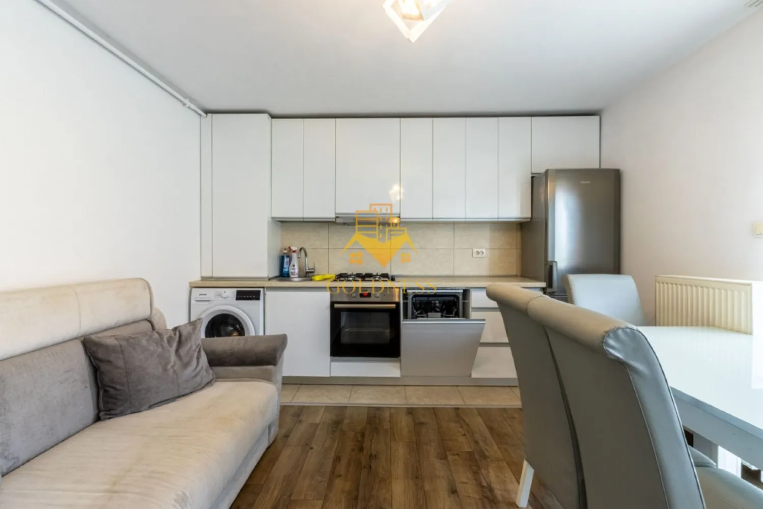 3 camere, modern, parcare, Zorilor Zona Observatorului,UMF,Pet Friedly - GOLDNESS Imobiliare vă propune spre închiriere un apartament cu 3 camere complet mobilat și utilat, la etajul 1 într-un imobil de 4 etaje, în Cartierul Zorilor.
Dispune de loc de parcare in subteran inclus in pret!
Se află în apropierea stațiilor de transport în comun, magazine, restaurante, spații verzi, farmacii, etc. 

Apartamentul este compartimentat astfel:
 - dormitor cu pat matrimonial, dressing, noptiere
 - dormitor cu pat extensibil, spatiu pentru depozitare
 - living cu bucatarie open space complet utilată și mobilată, canapea extensibilă, loc de servit masa 
 - baie cu cada, calorifer port prosop și dulap pentru depozitare.
 - 2 balcoane in total de 15 mp.

Imobilul este dotat cu toate cele necesare- centrală proprie, frigider, aragaz, hotă, mașină de spălat haine, etc. 

Dacă sunteți interesați de acest apartament și doriți să îl vizionați, dar și pentru alte oferte nu ezitați să ne contactați telefonic sau prin e-mail. Vă stăm la dispoziție!

Pentru intermediere se percepe un comision de 50% din prețul chiriei!