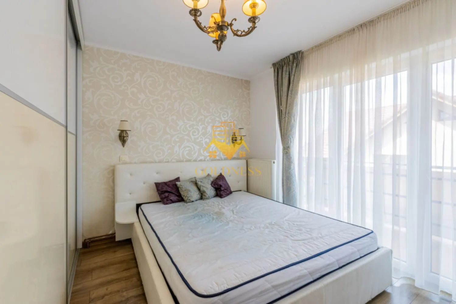 3 camere, modern, parcare, Zorilor Zona Observatorului,UMF,Pet Friedly - GOLDNESS Imobiliare vă propune spre închiriere un apartament cu 3 camere complet mobilat și utilat, la etajul 1 într-un imobil de 4 etaje, în Cartierul Zorilor.
Dispune de loc de parcare in subteran inclus in pret!
Se află în apropierea stațiilor de transport în comun, magazine, restaurante, spații verzi, farmacii, etc. 

Apartamentul este compartimentat astfel:
 - dormitor cu pat matrimonial, dressing, noptiere
 - dormitor cu pat extensibil, spatiu pentru depozitare
 - living cu bucatarie open space complet utilată și mobilată, canapea extensibilă, loc de servit masa 
 - baie cu cada, calorifer port prosop și dulap pentru depozitare.
 - 2 balcoane in total de 15 mp.

Imobilul este dotat cu toate cele necesare- centrală proprie, frigider, aragaz, hotă, mașină de spălat haine, etc. 

Dacă sunteți interesați de acest apartament și doriți să îl vizionați, dar și pentru alte oferte nu ezitați să ne contactați telefonic sau prin e-mail. Vă stăm la dispoziție!

Pentru intermediere se percepe un comision de 50% din prețul chiriei!
