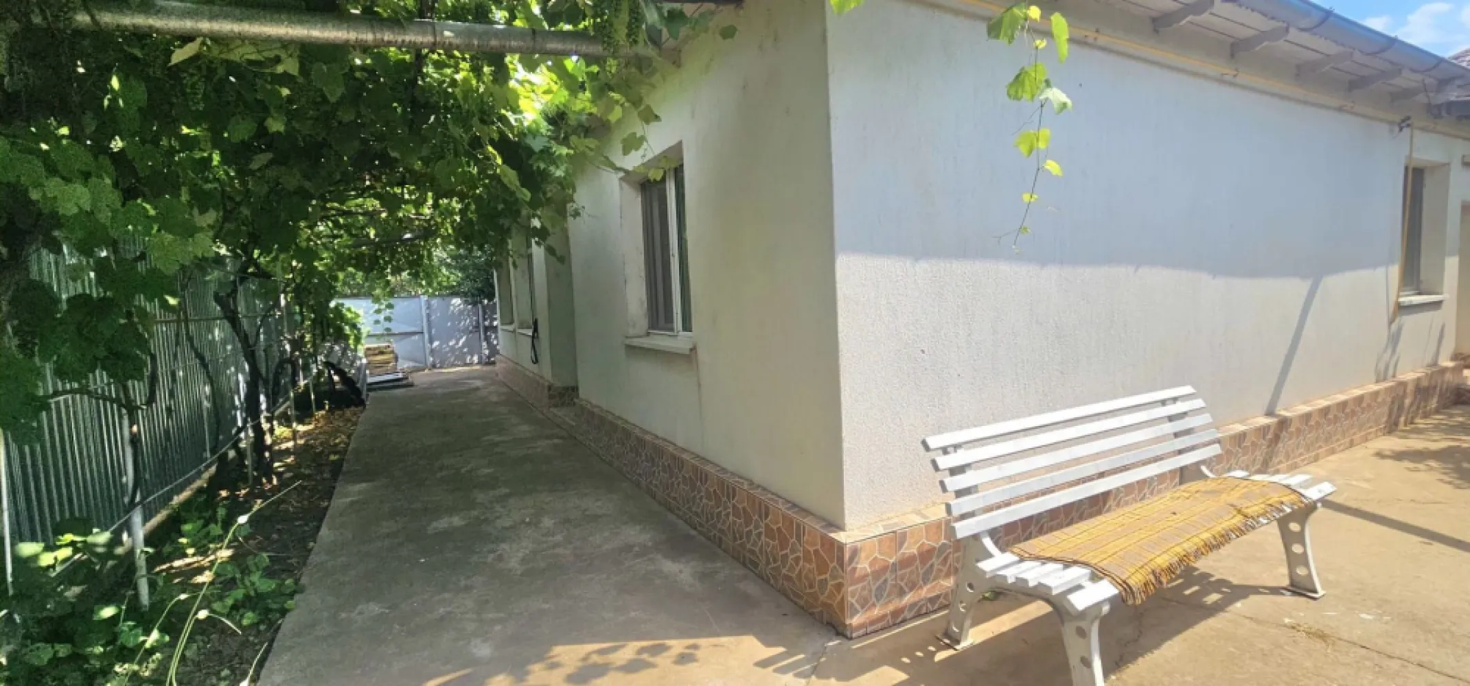 Casa la sol cu teren 1055 mp si livada - Vanatori, Galati - MAG INVEST vă propune spre achiziție o proprietate situată în localitatea Vânători, județul Galați, ideală pentru o familie care își dorește spațiu, intimitate și toate utilitățile necesare unui trai confortabil.
Edificată în anul 2005, locuința este amplasată pe un teren intravilan de 1.055 mp, cu o deschidere stradală de 17 metri liniari, oferind atât confortul unei case bine compartimentate, cât și avantajul unei curți generoase, amenajate cu pomi fructiferi și viță-de-vie.
Casa impresionează prin camerele luminoase, compartimentarea eficientă și starea bună de întreținere, fiind pregătită pentru mutarea noilor proprietari.

Compartimentare
• Living generos și luminos
• Două dormitoare
• Bucătărie spațioasă
• Baie
• Hol larg
• Verandă închisă
• Compartimentare decomandată

Caracteristici
• Suprafață construită desfășurată: 109 mp
• Teren intravilan: 1.055 mp
• Deschidere stradală: 17 ml
• Construcție edificată în anul 2005
• Garaj din zidărie

Utilitati prezente si dotari
• Centrală termică proprie
• Gaz natural
• Canalizare
• Apă curentă
• Puț forat
• Tâmplărie PVC cu geam termopan
• Izolație termică exterioară
• Acoperiș din tablă zincată
• Drum asfaltat până la proprietate

Curtea
Curtea reprezintă unul dintre marile avantaje ale acestei proprietăți. Livada matură, pomii fructiferi, vița-de-vie și spațiul verde creează un ambient liniștit și intim, perfect pentru relaxare, grădinărit sau petrecerea timpului alături de familie.
Această proprietate este alegerea potrivită atât pentru locuire permanentă, cât și pentru cei care își doresc să se bucure de confortul unei case cu teren generos, aflată la doar câteva minute de municipiul Galați.

Preț - 99.000 Euro – negociabil
Pentru informații și programarea unei vizionări: -- Marian Ene -- 0740 949 871

MAG INVEST
Partenerul tău în decizii imobiliare inteligente.