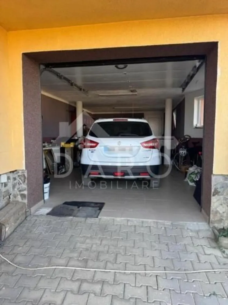 Casă de vânzare, teren 1040 mp - 🔥 Vilă ULTRA SPAȚIOASĂ | 1040 mp teren | Panouri fotovoltaice | Unirii | 270.000 € 🔥
Dacă îți dorești o proprietate mare, aerisită și complet echipată, aceasta este exact genul de casă care rar apare pe piață 👇
📍 Cartier Unirii – zonă liniștită, aer curat
💰 Preț: 270.000 €
🏡 Casă ULTRA SPAȚIOASĂ, perfectă pentru familie sau investiție
✔ Regim: Demisol + Parter + Mansardă
✔ Suprafață utilă:
• Parter + Mansardă: 140 mp
• Demisol: 67 mp
✔ Teren generos: 1.040 mp
✔ Garaj pentru 2 mașini
💎 Construcție solidă (calitate reală):
✔ cărămidă de 30 cm
✔ izolație 10 cm
✔ construită în 2012
⚡ Dotări premium (costuri mici la utilități):
✔ panouri fotovoltaice 5.3 kW
✔ sistem solar apă caldă
✔ curent trifazic
👉 economie lunară serioasă
✨ Compartimentare excelentă (foarte rară):
🔽 Demisol (intrare separată):
✔ ideal pentru birou / chirie / a doua locuință
✔ cameră + baie + dressing + pivniță
✔ garaj + spații tehnice
🟡 Parter:
✔ living mare și luminos
✔ bucătărie cu acces direct pe terasă
✔ baie
🔼 Mansardă:
✔ 3 dormitoare spațioase
✔ baie
✔ dressing
✔ 3 terase
🌿 Curte mare – exact ce caută toată lumea:
✔ grădină + pomi fructiferi
✔ foișor
✔ spațiu pentru relaxare / piscină
✔ locuri multiple de parcare
🌄 Avantaj TOP:
✔ priveliște superbă
✔ zonă liniștită
✔ poziție însorită
📍 Locație excelentă – Unirii:
✔ aproape de magazine, școli, grădinițe
✔ transport în comun
✔ acces rapid spre oraș
🔥 Perfect pentru:
✔ familie care vrea spațiu REAL
✔ 2 familii (demisol separat)
✔ investiție inteligentă
⚠️ Casele ULTRA SPAȚIOASE cu teren mare la acest preț se vând rapid!
📞 Detalii și vizionări:
Coman Maria – DARO Imobiliare & Kiwi Finance
📱 0749 535 729
💰 Ai nevoie de credit?
Lucrez cu 12 bănci și te ajut să obții cea mai bună ofertă:
✔ dobânzi negociate
✔ aprobare rapidă
✔ zero stres
👉 Te ajut să cumperi această casă în cele mai bune condiții!