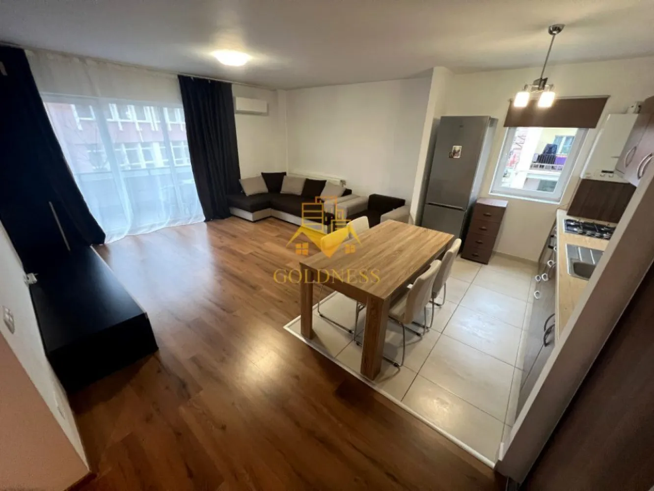 3 camere, modern, parcare, AC, cartierul Iris, Junior Residence - GOLDNESS Imobiliare vă propune spre închiriere un apartament cu 3 camere complet mobilat și utilat, la etajul 1 într-un imobil de 7 etaje, în cartierul Iris . Apartamentul este compartimentat astfel:
 - dormitor cu pat matrimonial, dressing, noptiere
 - dormitor cu pat matrimonial, dulap pentru haine, noptiere, tv
 - living cu bucatarie open-space complet utilată, canapea extensibla, loc de servit masa 
 - baie cu vana de dus, calorifer port prosop inox și dulap pentru depozitare.
 - baie de serviciu
 - terasa de 12 mp.

Imobilul este dotat cu toate cele necesare- centrală proprie, mașină de spălat haine, frigider, plită electrică, hotă, TV, etc. 
Se află în apropierea stațiilor de transport în comun, magazine, restaurante, spații verzi, farmacii, etc. 
Dispune de loc de parcare!

Dacă sunteți interesați de acest apartament și doriți să îl vizionați, dar și pentru alte oferte sau detalii nu ezitați să ne contactați telefonic sau prin e-mail - goldnessimobiliare@gmail.com. Vă stăm la dispoziție!
Pentru intermediere se percepe un comision de 50% din prețul chiriei!