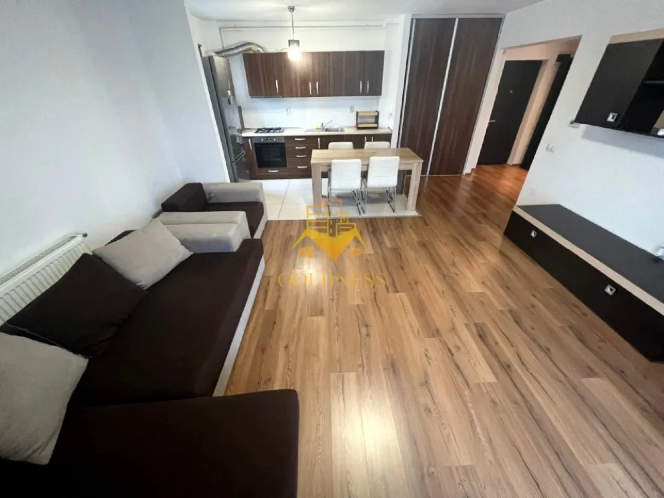 3 camere, modern, parcare, AC, cartierul Iris, Junior Residence - GOLDNESS Imobiliare vă propune spre închiriere un apartament cu 3 camere complet mobilat și utilat, la etajul 1 într-un imobil de 7 etaje, în cartierul Iris . Apartamentul este compartimentat astfel:
 - dormitor cu pat matrimonial, dressing, noptiere
 - dormitor cu pat matrimonial, dulap pentru haine, noptiere, tv
 - living cu bucatarie open-space complet utilată, canapea extensibla, loc de servit masa 
 - baie cu vana de dus, calorifer port prosop inox și dulap pentru depozitare.
 - baie de serviciu
 - terasa de 12 mp.

Imobilul este dotat cu toate cele necesare- centrală proprie, mașină de spălat haine, frigider, plită electrică, hotă, TV, etc. 
Se află în apropierea stațiilor de transport în comun, magazine, restaurante, spații verzi, farmacii, etc. 
Dispune de loc de parcare!

Dacă sunteți interesați de acest apartament și doriți să îl vizionați, dar și pentru alte oferte sau detalii nu ezitați să ne contactați telefonic sau prin e-mail - goldnessimobiliare@gmail.com. Vă stăm la dispoziție!
Pentru intermediere se percepe un comision de 50% din prețul chiriei!