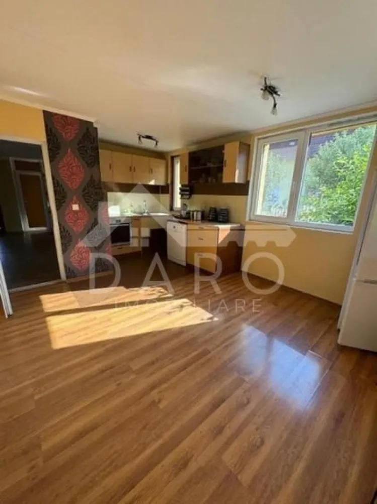 Casă de vânzare, teren 1040 mp - 🔥 Vilă ULTRA SPAȚIOASĂ | 1040 mp teren | Panouri fotovoltaice | Unirii | 270.000 € 🔥
Dacă îți dorești o proprietate mare, aerisită și complet echipată, aceasta este exact genul de casă care rar apare pe piață 👇
📍 Cartier Unirii – zonă liniștită, aer curat
💰 Preț: 270.000 €
🏡 Casă ULTRA SPAȚIOASĂ, perfectă pentru familie sau investiție
✔ Regim: Demisol + Parter + Mansardă
✔ Suprafață utilă:
• Parter + Mansardă: 140 mp
• Demisol: 67 mp
✔ Teren generos: 1.040 mp
✔ Garaj pentru 2 mașini
💎 Construcție solidă (calitate reală):
✔ cărămidă de 30 cm
✔ izolație 10 cm
✔ construită în 2012
⚡ Dotări premium (costuri mici la utilități):
✔ panouri fotovoltaice 5.3 kW
✔ sistem solar apă caldă
✔ curent trifazic
👉 economie lunară serioasă
✨ Compartimentare excelentă (foarte rară):
🔽 Demisol (intrare separată):
✔ ideal pentru birou / chirie / a doua locuință
✔ cameră + baie + dressing + pivniță
✔ garaj + spații tehnice
🟡 Parter:
✔ living mare și luminos
✔ bucătărie cu acces direct pe terasă
✔ baie
🔼 Mansardă:
✔ 3 dormitoare spațioase
✔ baie
✔ dressing
✔ 3 terase
🌿 Curte mare – exact ce caută toată lumea:
✔ grădină + pomi fructiferi
✔ foișor
✔ spațiu pentru relaxare / piscină
✔ locuri multiple de parcare
🌄 Avantaj TOP:
✔ priveliște superbă
✔ zonă liniștită
✔ poziție însorită
📍 Locație excelentă – Unirii:
✔ aproape de magazine, școli, grădinițe
✔ transport în comun
✔ acces rapid spre oraș
🔥 Perfect pentru:
✔ familie care vrea spațiu REAL
✔ 2 familii (demisol separat)
✔ investiție inteligentă
⚠️ Casele ULTRA SPAȚIOASE cu teren mare la acest preț se vând rapid!
📞 Detalii și vizionări:
Coman Maria – DARO Imobiliare & Kiwi Finance
📱 0749 535 729
💰 Ai nevoie de credit?
Lucrez cu 12 bănci și te ajut să obții cea mai bună ofertă:
✔ dobânzi negociate
✔ aprobare rapidă
✔ zero stres
👉 Te ajut să cumperi această casă în cele mai bune condiții!