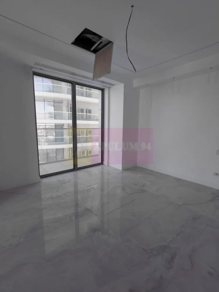 Apartamente de lux 2 camere in Mamaia Nord cu vedere la Marea Neagra - Va oferim spre vanzare apartamente de 2 camere cu vedere la Marea Neagra in zona de lux din Mamaia Nord, la toate etajele, construit chiar pe plaja intr-un bloc nou 2024 construit cu materiale si finisaje de ultima generatie, de cea mai buna calitate, P+12, la cheie ultralux, blocul fiind terminat si finisat, pregatit gata de locuit.
Incalzirea fiecarui apartament se face cu Pompa de Caldura la curent, incalzire in pardoseala, aeroconvectoare pentru climatizare, sunt prevazute cu 2 grupuri sanitare cu cabina de dus in ambele bai, terasa mare cu vedere la mare pe ambele camere, termopan, gresie, faianta, usa metalica. Bucataria este open in living. Blocul este racordat la canalizarea orasului, nu fosa septica.
Scara blocului are doua lifturi ultramoderne si o intrare in bloc imperiala cu candelabre superbe.
Suplimentar locuri de parcare acoperite la mezanin si etajul I.
Blocul are piscina exterioara si doua sali de fitness gratuite pentru rezidentii blocului. 
La intrarea in complex este bariera cu telecomanda.
La pretul afisat se adauga TVA de 21%.
Pentru detalii suplimentare si vizionari contactati agentul Dona Camelia 0733683461.