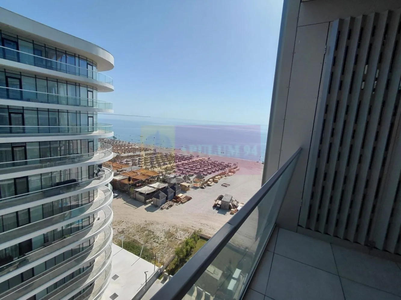 Apartamente de lux 2 camere in Mamaia Nord cu vedere la Marea Neagra - Va oferim spre vanzare apartamente de 2 camere cu vedere la Marea Neagra in zona de lux din Mamaia Nord, la toate etajele, construit chiar pe plaja intr-un bloc nou 2024 construit cu materiale si finisaje de ultima generatie, de cea mai buna calitate, P+12, la cheie ultralux, blocul fiind terminat si finisat, pregatit gata de locuit.
Incalzirea fiecarui apartament se face cu Pompa de Caldura la curent, incalzire in pardoseala, aeroconvectoare pentru climatizare, sunt prevazute cu 2 grupuri sanitare cu cabina de dus in ambele bai, terasa mare cu vedere la mare pe ambele camere, termopan, gresie, faianta, usa metalica. Bucataria este open in living. Blocul este racordat la canalizarea orasului, nu fosa septica.
Scara blocului are doua lifturi ultramoderne si o intrare in bloc imperiala cu candelabre superbe.
Suplimentar locuri de parcare acoperite la mezanin si etajul I.
Blocul are piscina exterioara si doua sali de fitness gratuite pentru rezidentii blocului. 
La intrarea in complex este bariera cu telecomanda.
La pretul afisat se adauga TVA de 21%.
Pentru detalii suplimentare si vizionari contactati agentul Dona Camelia 0733683461.
