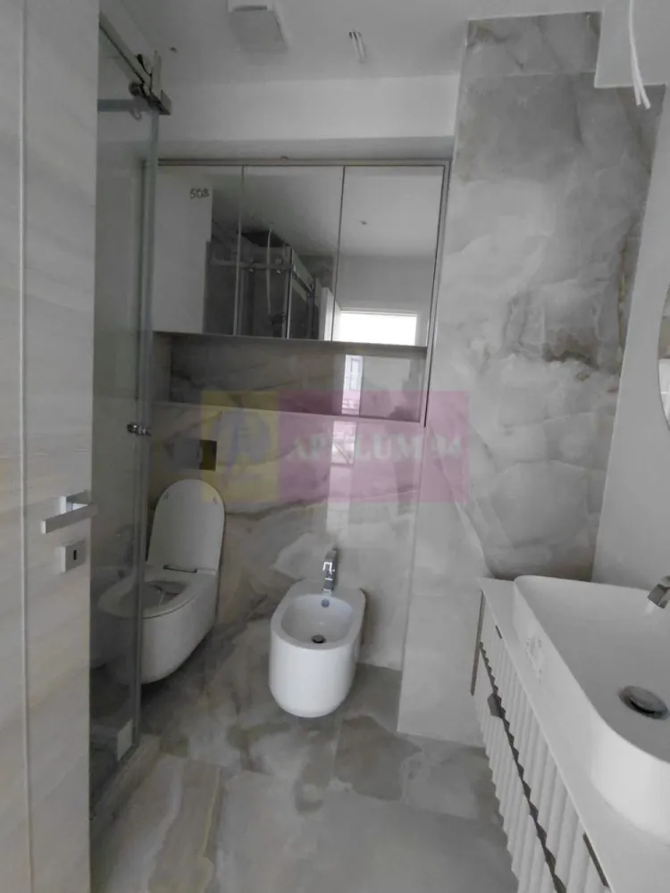 Apartamente de lux 2 camere in Mamaia Nord cu vedere la Marea Neagra - Va oferim spre vanzare apartamente de 2 camere cu vedere la Marea Neagra in zona de lux din Mamaia Nord, la toate etajele, construit chiar pe plaja intr-un bloc nou 2024 construit cu materiale si finisaje de ultima generatie, de cea mai buna calitate, P+12, la cheie ultralux, blocul fiind terminat si finisat, pregatit gata de locuit.
Incalzirea fiecarui apartament se face cu Pompa de Caldura la curent, incalzire in pardoseala, aeroconvectoare pentru climatizare, sunt prevazute cu 2 grupuri sanitare cu cabina de dus in ambele bai, terasa mare cu vedere la mare pe ambele camere, termopan, gresie, faianta, usa metalica. Bucataria este open in living. Blocul este racordat la canalizarea orasului, nu fosa septica.
Scara blocului are doua lifturi ultramoderne si o intrare in bloc imperiala cu candelabre superbe.
Suplimentar locuri de parcare acoperite la mezanin si etajul I.
Blocul are piscina exterioara si doua sali de fitness gratuite pentru rezidentii blocului. 
La intrarea in complex este bariera cu telecomanda.
La pretul afisat se adauga TVA de 21%.
Pentru detalii suplimentare si vizionari contactati agentul Dona Camelia 0733683461.