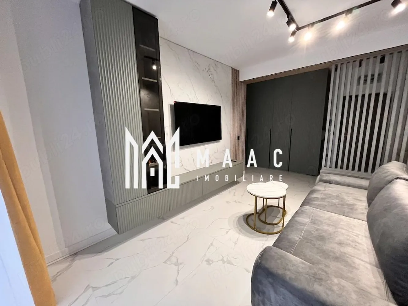 Apartament de vânzare 3 camere | Șelimbăr, Sibiu | 75 mp, smart, parcare - Apartament de vânzare cu 3 camere în Șelimbăr, aproape de Sibiu, cu 75 mp utili, compartimentare decomandată, finisaje premium și sistem Smart Home, într-un imobil finalizat în 2023.

Detalii proprietate:
• Suprafață utilă: 75 mp
• Compartimentare: living, 2 dormitoare, bucătărie separată, 2 băi
• Etaj 2 din 4, balcon și orientare Sud-Est
• Stare: ultrafinisat, complet mobilat și utilat, nelocuit
• Sistem Smart Home, uși Porta Doors, parchet Egger, mobilier la comandă din MDF vopsit și riflat
• Obiecte sanitare Grohe, sistem de duș multifuncțional, priză smart din sticlă
• Bucătărie echipată cu frigider Samsung, plită și cuptor Electrolux, mașină de spălat vase și hotă inteligentă
• TV Samsung OLED în living, 2 televizoare LG, mașină de spălat și uscător Samsung
• 1 loc de parcare privat și cotă parte din boxa comună de pe etaj

Locuința este poziționată în Șelimbăr, cu acces rapid către Shopping City Sibiu, El Gringo și Super Mama Drive. Balconul oferă deschidere către Munții Făgăraș, iar zona susține un stil de viață comod, cu legături rapide spre punctele de interes din Sibiu.

Pentru detalii suplimentare și programarea unei vizionări, contactează echipa MAAC Imobiliare și menționează Cod anunț CP3197505.