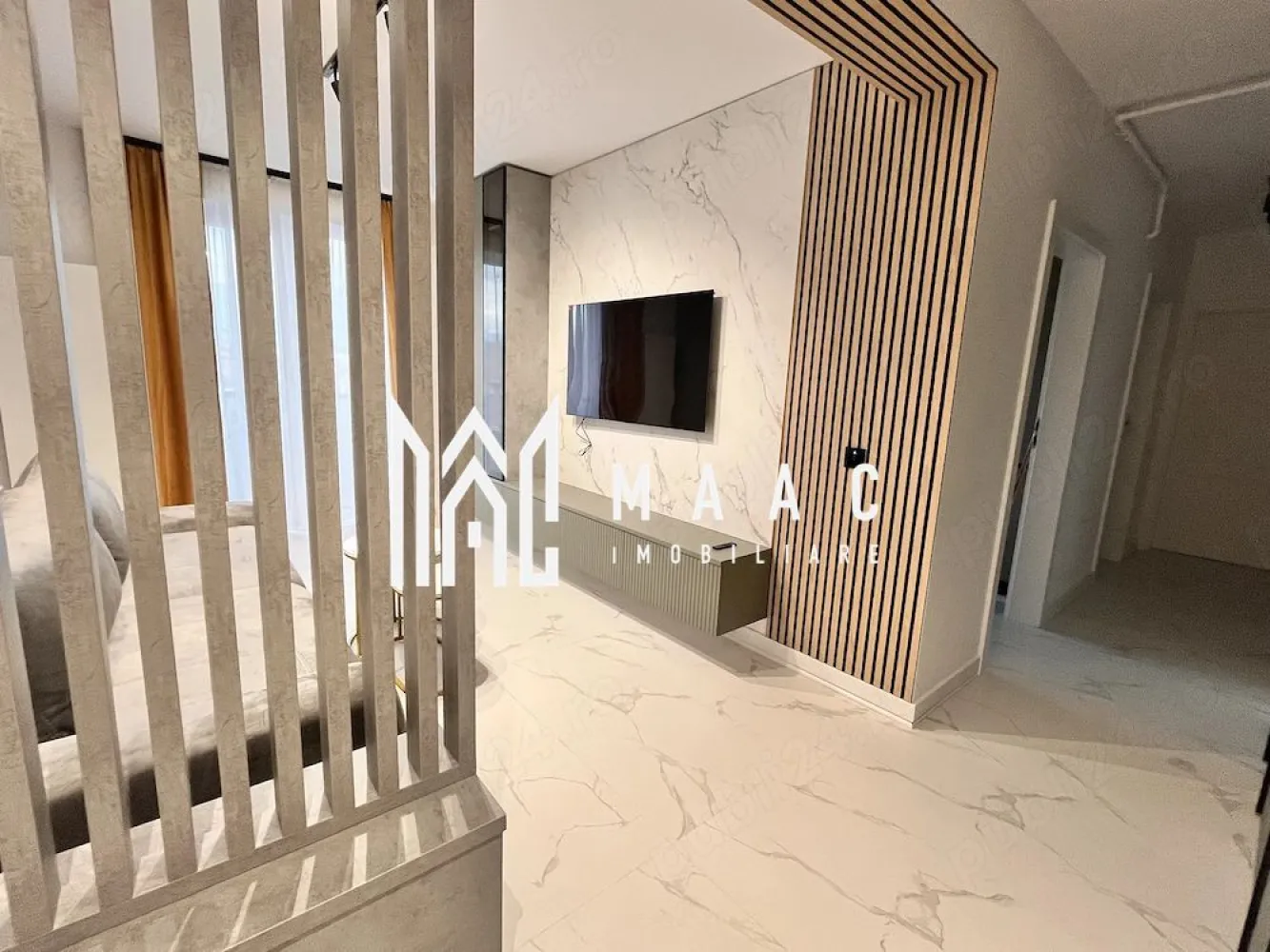 Apartament de vânzare 3 camere | Șelimbăr, Sibiu | 75 mp, smart, parcare - Apartament de vânzare cu 3 camere în Șelimbăr, aproape de Sibiu, cu 75 mp utili, compartimentare decomandată, finisaje premium și sistem Smart Home, într-un imobil finalizat în 2023.

Detalii proprietate:
• Suprafață utilă: 75 mp
• Compartimentare: living, 2 dormitoare, bucătărie separată, 2 băi
• Etaj 2 din 4, balcon și orientare Sud-Est
• Stare: ultrafinisat, complet mobilat și utilat, nelocuit
• Sistem Smart Home, uși Porta Doors, parchet Egger, mobilier la comandă din MDF vopsit și riflat
• Obiecte sanitare Grohe, sistem de duș multifuncțional, priză smart din sticlă
• Bucătărie echipată cu frigider Samsung, plită și cuptor Electrolux, mașină de spălat vase și hotă inteligentă
• TV Samsung OLED în living, 2 televizoare LG, mașină de spălat și uscător Samsung
• 1 loc de parcare privat și cotă parte din boxa comună de pe etaj

Locuința este poziționată în Șelimbăr, cu acces rapid către Shopping City Sibiu, El Gringo și Super Mama Drive. Balconul oferă deschidere către Munții Făgăraș, iar zona susține un stil de viață comod, cu legături rapide spre punctele de interes din Sibiu.

Pentru detalii suplimentare și programarea unei vizionări, contactează echipa MAAC Imobiliare și menționează Cod anunț CP3197505.