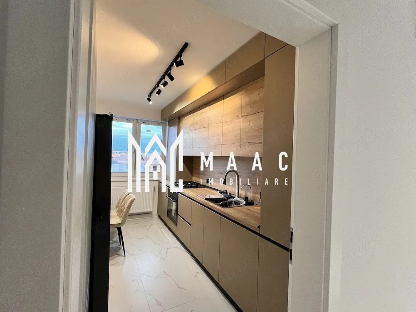 Apartament de vânzare 3 camere | Șelimbăr, Sibiu | 75 mp, smart, parcare - Apartament de vânzare cu 3 camere în Șelimbăr, aproape de Sibiu, cu 75 mp utili, compartimentare decomandată, finisaje premium și sistem Smart Home, într-un imobil finalizat în 2023.

Detalii proprietate:
• Suprafață utilă: 75 mp
• Compartimentare: living, 2 dormitoare, bucătărie separată, 2 băi
• Etaj 2 din 4, balcon și orientare Sud-Est
• Stare: ultrafinisat, complet mobilat și utilat, nelocuit
• Sistem Smart Home, uși Porta Doors, parchet Egger, mobilier la comandă din MDF vopsit și riflat
• Obiecte sanitare Grohe, sistem de duș multifuncțional, priză smart din sticlă
• Bucătărie echipată cu frigider Samsung, plită și cuptor Electrolux, mașină de spălat vase și hotă inteligentă
• TV Samsung OLED în living, 2 televizoare LG, mașină de spălat și uscător Samsung
• 1 loc de parcare privat și cotă parte din boxa comună de pe etaj

Locuința este poziționată în Șelimbăr, cu acces rapid către Shopping City Sibiu, El Gringo și Super Mama Drive. Balconul oferă deschidere către Munții Făgăraș, iar zona susține un stil de viață comod, cu legături rapide spre punctele de interes din Sibiu.

Pentru detalii suplimentare și programarea unei vizionări, contactează echipa MAAC Imobiliare și menționează Cod anunț CP3197505.