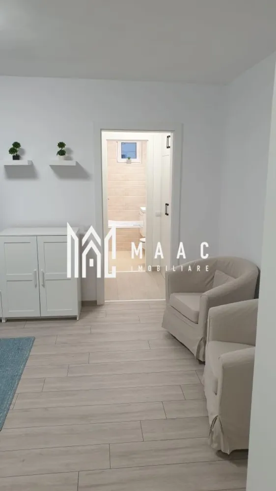 Apartament 2 camere | 52 MPU | Balcon | Lift | Mihai Viteazul - MAAC Imobiliare vă propune spre închiriere un apartament modern, situat pe Bulevardul Mihai Viteazul, într-o zonă liniștită, cu spații verzi și acces rapid către principalele puncte de interes ale orașului Sibiu.

Apartamentul este complet renovat și oferă toate dotările necesare pentru un stil de viață confortabil, fiind pregătit pentru mutare imediată.

Detalii proprietate
Apartament renovat complet
Situat într-un bloc izolat termic
Bloc cu lift și casa scării renovată
Parcare în apropierea imobilului
Zonă cu spații verzi
Compartimentare
Living
Dormitor
Bucătărie
Baie
Hol
Dotări și beneficii
Complet mobilat și utilat
Aer condiționat
TV LCD
Finisaje moderne
Bloc renovat și bine întreținut
Costuri reduse de întreținere
Avantaje locație
Situat pe Bulevardul Mihai Viteazul
Aproape de magazine și supermarketuri
Stații de autobuz în imediata apropiere
Acces rapid către centrul orașului
În apropierea școlilor, grădinițelor și farmaciilor
Zonă liniștită, cu spații verzi
Condiții de închiriere
Disponibil pentru mutare imediată
Se acceptă animale de companie doar de talie mică

Se închiriază pe termen lung. Nu se acceptă fumători și nu se acceptă animale de companie. Cod anunț CP3197439