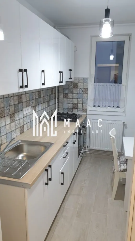 Apartament 2 camere | 52 MPU | Balcon | Lift | Mihai Viteazul - MAAC Imobiliare vă propune spre închiriere un apartament modern, situat pe Bulevardul Mihai Viteazul, într-o zonă liniștită, cu spații verzi și acces rapid către principalele puncte de interes ale orașului Sibiu.

Apartamentul este complet renovat și oferă toate dotările necesare pentru un stil de viață confortabil, fiind pregătit pentru mutare imediată.

Detalii proprietate
Apartament renovat complet
Situat într-un bloc izolat termic
Bloc cu lift și casa scării renovată
Parcare în apropierea imobilului
Zonă cu spații verzi
Compartimentare
Living
Dormitor
Bucătărie
Baie
Hol
Dotări și beneficii
Complet mobilat și utilat
Aer condiționat
TV LCD
Finisaje moderne
Bloc renovat și bine întreținut
Costuri reduse de întreținere
Avantaje locație
Situat pe Bulevardul Mihai Viteazul
Aproape de magazine și supermarketuri
Stații de autobuz în imediata apropiere
Acces rapid către centrul orașului
În apropierea școlilor, grădinițelor și farmaciilor
Zonă liniștită, cu spații verzi
Condiții de închiriere
Disponibil pentru mutare imediată
Se acceptă animale de companie doar de talie mică

Se închiriază pe termen lung. Nu se acceptă fumători și nu se acceptă animale de companie. Cod anunț CP3197439