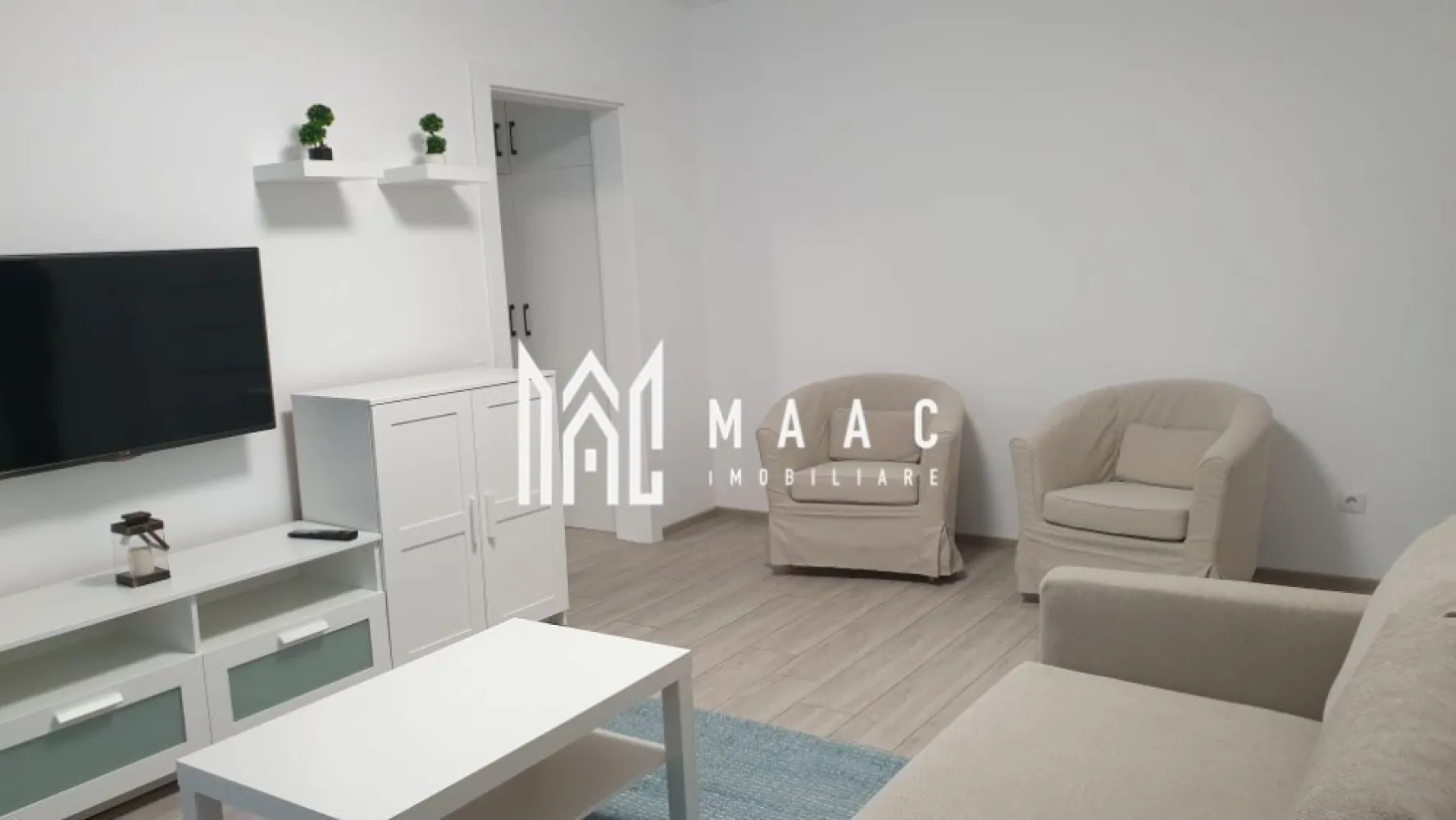 Apartament 2 camere | 52 MPU | Balcon | Lift | Mihai Viteazul - MAAC Imobiliare vă propune spre închiriere un apartament modern, situat pe Bulevardul Mihai Viteazul, într-o zonă liniștită, cu spații verzi și acces rapid către principalele puncte de interes ale orașului Sibiu.

Apartamentul este complet renovat și oferă toate dotările necesare pentru un stil de viață confortabil, fiind pregătit pentru mutare imediată.

Detalii proprietate
Apartament renovat complet
Situat într-un bloc izolat termic
Bloc cu lift și casa scării renovată
Parcare în apropierea imobilului
Zonă cu spații verzi
Compartimentare
Living
Dormitor
Bucătărie
Baie
Hol
Dotări și beneficii
Complet mobilat și utilat
Aer condiționat
TV LCD
Finisaje moderne
Bloc renovat și bine întreținut
Costuri reduse de întreținere
Avantaje locație
Situat pe Bulevardul Mihai Viteazul
Aproape de magazine și supermarketuri
Stații de autobuz în imediata apropiere
Acces rapid către centrul orașului
În apropierea școlilor, grădinițelor și farmaciilor
Zonă liniștită, cu spații verzi
Condiții de închiriere
Disponibil pentru mutare imediată
Se acceptă animale de companie doar de talie mică

Se închiriază pe termen lung. Nu se acceptă fumători și nu se acceptă animale de companie. Cod anunț CP3197439