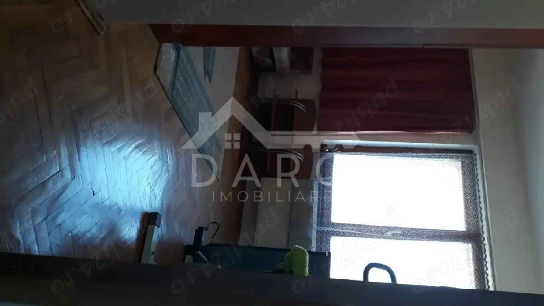 Apartament cu 3 camere,confort 1,Tudor - Vând apartament cu 3 camere, B-dul 1 Decembrie 1918, intre Corina si Fortuna, in cartierul Tudor.
Este situat in apropierea tuturor punctelor de interes comun.

Apartamentul are o suprafata totala de 75 mp, decomandat, confort 1, etaj 8 8, lift nou, uscatorie, izolat interior exterior.
 Este compus din 3 camere, 1 bucatarie, 2 holuri, 2 bai, debara, camara, balcon.
 Se vinde mobilat. 

Pretul de vanzare al apartamentului este de 117.500 Euro. Pentru mai multe informatii ma puteti contacta la numărul de telefon . 
Exclus colaborare cu agenții imobiliare.