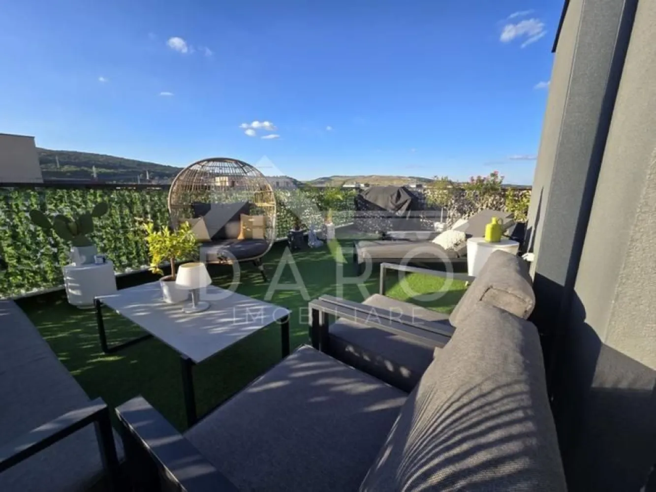 Penthouse 120 mp cu terase generoase - 🏙️ Penthouse exclusivist 4 camere de vânzare | Unirii Park Residence 
Direct de la proprietar – fără comision

Se oferă spre vânzare penthouse deosebit, situat în Unirii Park Residence, pe Strada Pomilor, într-o zonă de case foarte liniștită.

🔑 Date principale

4 camere | 2 nivele | scară interioară

Suprafață utilă: 120 mp

Suprafață construită: 158 mp

Terase: 66 mp (terasă principală 42 mp)

2 locuri de parcare incluse

🏠 Compartimentare

Nivel 1 (80 mp):

Living + bucătărie open-space (55 mp)

Balcon 16 mp

Dormitor oaspeți cu balcon

Baie cu duș walk-in

Debara / magazie

Nivel 2 (40 mp):

2 dormitoare

Dressing walk-in

Baie cu cadă free-standing

Terasă superbă 42 mp

✨ Dotări & finisaje premium

Bucătărie la comandă (MDF/HPL) + insulă

Electrocasnice Electrolux, Teka, frigider încorporat Beko

Mobilier premium (SomProduct, Urban Woods, Zara Home etc.)

Băi complet echipate (Romstal), baterii Hansgrohe, WC-uri Geberit

Aer condiționat Gree 18.000 BTU

Centrală proprie cu control inteligent TADO

Videointerfon cu înregistrare

3 televizoare moderne

🌿 Terasă complet amenajată

Mobilier exterior aluminiu (canapea, masă, fotolii)

Șezlonguri, cuib ratan

Grătar pe gaz cu 4 arzătoare

📍 Aproape de supermarket, școală și centru.