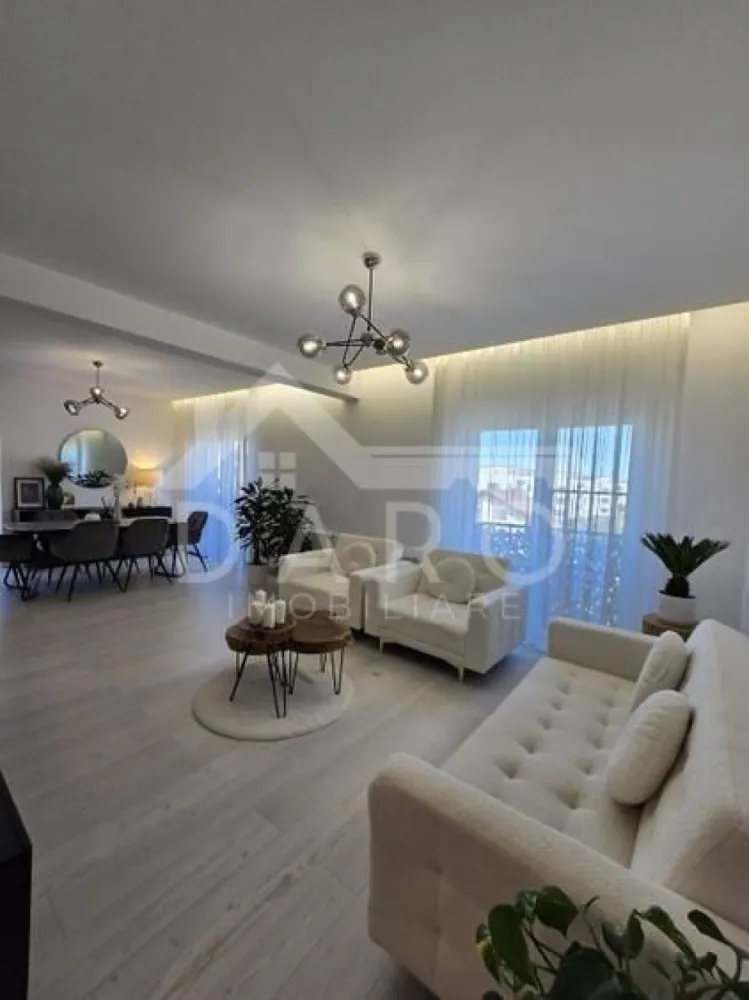 Penthouse 120 mp cu terase generoase - 🏙️ Penthouse exclusivist 4 camere de vânzare | Unirii Park Residence 
Direct de la proprietar – fără comision

Se oferă spre vânzare penthouse deosebit, situat în Unirii Park Residence, pe Strada Pomilor, într-o zonă de case foarte liniștită.

🔑 Date principale

4 camere | 2 nivele | scară interioară

Suprafață utilă: 120 mp

Suprafață construită: 158 mp

Terase: 66 mp (terasă principală 42 mp)

2 locuri de parcare incluse

🏠 Compartimentare

Nivel 1 (80 mp):

Living + bucătărie open-space (55 mp)

Balcon 16 mp

Dormitor oaspeți cu balcon

Baie cu duș walk-in

Debara / magazie

Nivel 2 (40 mp):

2 dormitoare

Dressing walk-in

Baie cu cadă free-standing

Terasă superbă 42 mp

✨ Dotări & finisaje premium

Bucătărie la comandă (MDF/HPL) + insulă

Electrocasnice Electrolux, Teka, frigider încorporat Beko

Mobilier premium (SomProduct, Urban Woods, Zara Home etc.)

Băi complet echipate (Romstal), baterii Hansgrohe, WC-uri Geberit

Aer condiționat Gree 18.000 BTU

Centrală proprie cu control inteligent TADO

Videointerfon cu înregistrare

3 televizoare moderne

🌿 Terasă complet amenajată

Mobilier exterior aluminiu (canapea, masă, fotolii)

Șezlonguri, cuib ratan

Grătar pe gaz cu 4 arzătoare

📍 Aproape de supermarket, școală și centru.