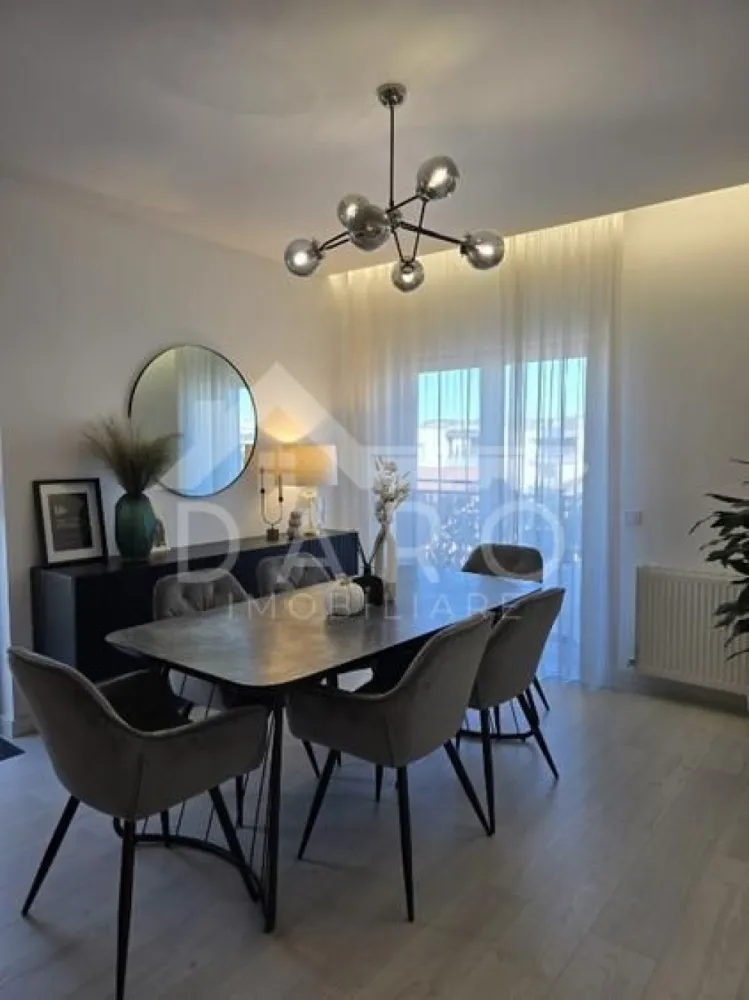 Penthouse 120 mp cu terase generoase - 🏙️ Penthouse exclusivist 4 camere de vânzare | Unirii Park Residence 
Direct de la proprietar – fără comision

Se oferă spre vânzare penthouse deosebit, situat în Unirii Park Residence, pe Strada Pomilor, într-o zonă de case foarte liniștită.

🔑 Date principale

4 camere | 2 nivele | scară interioară

Suprafață utilă: 120 mp

Suprafață construită: 158 mp

Terase: 66 mp (terasă principală 42 mp)

2 locuri de parcare incluse

🏠 Compartimentare

Nivel 1 (80 mp):

Living + bucătărie open-space (55 mp)

Balcon 16 mp

Dormitor oaspeți cu balcon

Baie cu duș walk-in

Debara / magazie

Nivel 2 (40 mp):

2 dormitoare

Dressing walk-in

Baie cu cadă free-standing

Terasă superbă 42 mp

✨ Dotări & finisaje premium

Bucătărie la comandă (MDF/HPL) + insulă

Electrocasnice Electrolux, Teka, frigider încorporat Beko

Mobilier premium (SomProduct, Urban Woods, Zara Home etc.)

Băi complet echipate (Romstal), baterii Hansgrohe, WC-uri Geberit

Aer condiționat Gree 18.000 BTU

Centrală proprie cu control inteligent TADO

Videointerfon cu înregistrare

3 televizoare moderne

🌿 Terasă complet amenajată

Mobilier exterior aluminiu (canapea, masă, fotolii)

Șezlonguri, cuib ratan

Grătar pe gaz cu 4 arzătoare

📍 Aproape de supermarket, școală și centru.