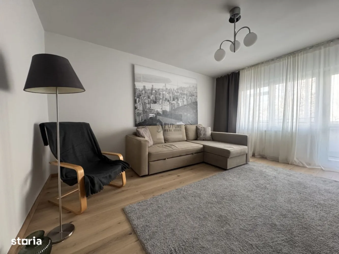 Apartament 2 camere modern, mobilat premium | Dristor - Cauți un apartament care să nu arate ca toate celelalte? Avem în portofoliu o proprietate „bomboană” în zona Dristor, unde stilul industrial se întâlnește cu funcționalitatea maximă. Este genul de loc care te face să spui „acasă” de la prima vizionare! 📍 LOCALIZARE & ACCESIBILITATE Metrou Dristor: ~15 minute de mers pe jos (sau un sprint scurt cu mașina/trotineta). Shopping la botul calului: Mega Image chiar la scara blocului, Auchan Vitan și Lidl în imediata apropiere. Etaj: 2 din 4, într-un bloc liniștit și civilizat. 📐 DESIGN & DOTĂRI (Pachet Full Option) Apartamentul a fost gândit inteligent, cu finisaje premium și mobilier de top: Vibe de Loft: Ușă culisantă metalică, divider din lemn masiv și iluminat industrial. Bucătărie de Chef: Gama de top IKEA METOD, electrocasnice BEKO noi (plită, cuptor, frigider încorporat). Work from Home: Dressing generos care ascunde un birou încorporat – ideal pentru productivitate! Confort Total: Smart TV în ambele camere, canapea extensibilă LIDHAUL și... marele plus: Mașină de spălat CU USCĂTOR! 🧺✨ 🌿 BONUSUL CARE FACE DIFERENȚA Dormitorul are balcon deschis către o curte interioară privată, plină de verdeață. Ești în mijlocul orașului, dar te bucuri de liniște totală și aer curat. 🚗 FACILITĂȚI EXTRA Parcare: Posibilitate transfer loc de parcare nenominal. Siguranță: Contract înregistrat oficial, transparență totală. Climat: Calorifere noi din aluminiu, apartament foarte luminos și călduros. Preț & Condiții: Contactați-ne pentru o ofertă personalizată! Se solicită o lună garanție + chiria în curs. 📞 Sună acum pentru detalii și vizionări! Proprietățile cu design LOFT dispar primele! #ChirieBucuresti #Dristor #Apartament2Camere #DesignInterior #LoftStyle #InchirieriSector3 #ImobiliareBucuresti #FaraBataiDeCap #WorkFromHome #GreenLiving #BucurestiRealEstate #LuxuryRent #MetrouDristor
