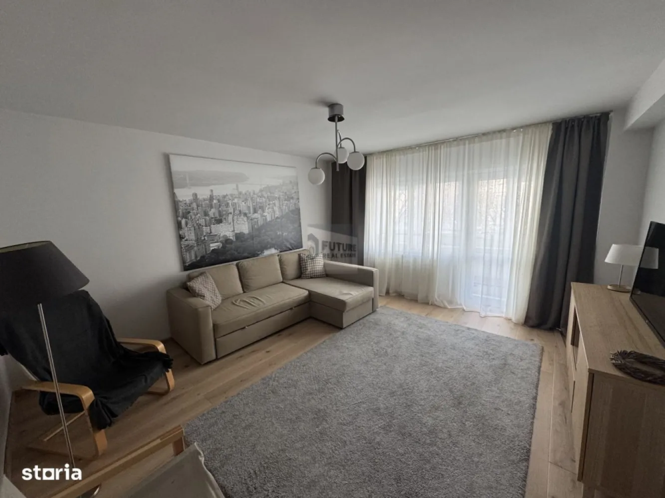 Apartament 2 camere modern, mobilat premium | Dristor - Cauți un apartament care să nu arate ca toate celelalte? Avem în portofoliu o proprietate „bomboană” în zona Dristor, unde stilul industrial se întâlnește cu funcționalitatea maximă. Este genul de loc care te face să spui „acasă” de la prima vizionare! 📍 LOCALIZARE & ACCESIBILITATE Metrou Dristor: ~15 minute de mers pe jos (sau un sprint scurt cu mașina/trotineta). Shopping la botul calului: Mega Image chiar la scara blocului, Auchan Vitan și Lidl în imediata apropiere. Etaj: 2 din 4, într-un bloc liniștit și civilizat. 📐 DESIGN & DOTĂRI (Pachet Full Option) Apartamentul a fost gândit inteligent, cu finisaje premium și mobilier de top: Vibe de Loft: Ușă culisantă metalică, divider din lemn masiv și iluminat industrial. Bucătărie de Chef: Gama de top IKEA METOD, electrocasnice BEKO noi (plită, cuptor, frigider încorporat). Work from Home: Dressing generos care ascunde un birou încorporat – ideal pentru productivitate! Confort Total: Smart TV în ambele camere, canapea extensibilă LIDHAUL și... marele plus: Mașină de spălat CU USCĂTOR! 🧺✨ 🌿 BONUSUL CARE FACE DIFERENȚA Dormitorul are balcon deschis către o curte interioară privată, plină de verdeață. Ești în mijlocul orașului, dar te bucuri de liniște totală și aer curat. 🚗 FACILITĂȚI EXTRA Parcare: Posibilitate transfer loc de parcare nenominal. Siguranță: Contract înregistrat oficial, transparență totală. Climat: Calorifere noi din aluminiu, apartament foarte luminos și călduros. Preț & Condiții: Contactați-ne pentru o ofertă personalizată! Se solicită o lună garanție + chiria în curs. 📞 Sună acum pentru detalii și vizionări! Proprietățile cu design LOFT dispar primele! #ChirieBucuresti #Dristor #Apartament2Camere #DesignInterior #LoftStyle #InchirieriSector3 #ImobiliareBucuresti #FaraBataiDeCap #WorkFromHome #GreenLiving #BucurestiRealEstate #LuxuryRent #MetrouDristor