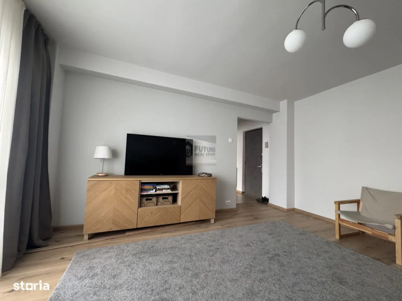 Apartament 2 camere modern, mobilat premium | Dristor - Cauți un apartament care să nu arate ca toate celelalte? Avem în portofoliu o proprietate „bomboană” în zona Dristor, unde stilul industrial se întâlnește cu funcționalitatea maximă. Este genul de loc care te face să spui „acasă” de la prima vizionare! 📍 LOCALIZARE & ACCESIBILITATE Metrou Dristor: ~15 minute de mers pe jos (sau un sprint scurt cu mașina/trotineta). Shopping la botul calului: Mega Image chiar la scara blocului, Auchan Vitan și Lidl în imediata apropiere. Etaj: 2 din 4, într-un bloc liniștit și civilizat. 📐 DESIGN & DOTĂRI (Pachet Full Option) Apartamentul a fost gândit inteligent, cu finisaje premium și mobilier de top: Vibe de Loft: Ușă culisantă metalică, divider din lemn masiv și iluminat industrial. Bucătărie de Chef: Gama de top IKEA METOD, electrocasnice BEKO noi (plită, cuptor, frigider încorporat). Work from Home: Dressing generos care ascunde un birou încorporat – ideal pentru productivitate! Confort Total: Smart TV în ambele camere, canapea extensibilă LIDHAUL și... marele plus: Mașină de spălat CU USCĂTOR! 🧺✨ 🌿 BONUSUL CARE FACE DIFERENȚA Dormitorul are balcon deschis către o curte interioară privată, plină de verdeață. Ești în mijlocul orașului, dar te bucuri de liniște totală și aer curat. 🚗 FACILITĂȚI EXTRA Parcare: Posibilitate transfer loc de parcare nenominal. Siguranță: Contract înregistrat oficial, transparență totală. Climat: Calorifere noi din aluminiu, apartament foarte luminos și călduros. Preț & Condiții: Contactați-ne pentru o ofertă personalizată! Se solicită o lună garanție + chiria în curs. 📞 Sună acum pentru detalii și vizionări! Proprietățile cu design LOFT dispar primele! #ChirieBucuresti #Dristor #Apartament2Camere #DesignInterior #LoftStyle #InchirieriSector3 #ImobiliareBucuresti #FaraBataiDeCap #WorkFromHome #GreenLiving #BucurestiRealEstate #LuxuryRent #MetrouDristor