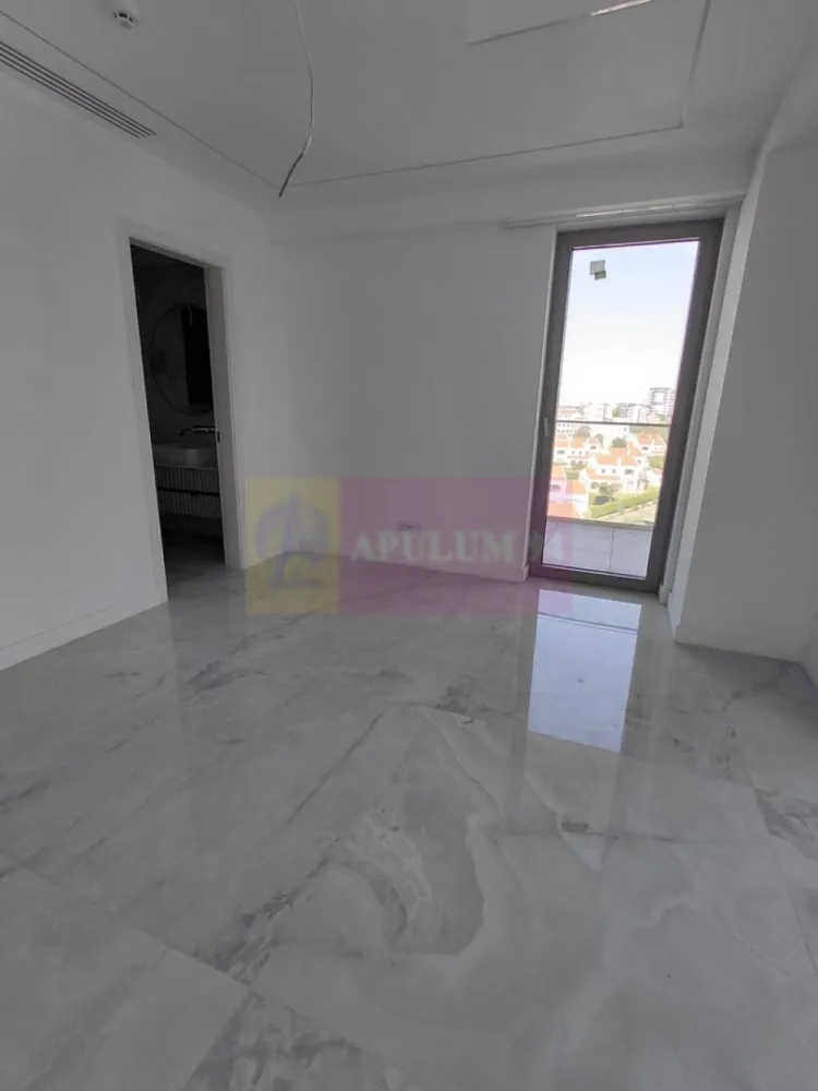 Apartament de lux 3 camere 2024, in Mamaia Nord-vedere la Marea Neagra - Va oferim spre vanzare apartamente de 3 camere cu vedere la Marea Neagra in Mamaia Nord, intr-un bloc nou 2024, P+12 la cheie ultralux, blocul fiind terminat si finisat, pregatit gata de locuit.
Incalzirea fiecarui apartament se face cu Pompa de Caldura la curent, incalzire in pardoseala, aeroconvectoare pentru climatizare, este prevazut cu 3 grupuri sanitare cu cabine de dus. Bucataria este open in living.
Scara blocului are doua lifturi moderne si o intrare imperiala cu candelabre superbe.
Suplimentar locuri de parcare la mezanin si etajul I.
Blocul are piscina exterioara si doua sali de fitness gratuite pentru rezidentii blocului. 
La intrarea in complex este bariera cu telecomanda.
Pretul este purtator de TVA si se calculeaza la suprafata construita.
Pentru detalii suplimentare si vizionari contactati agentul Dona Camelia 0733683461.