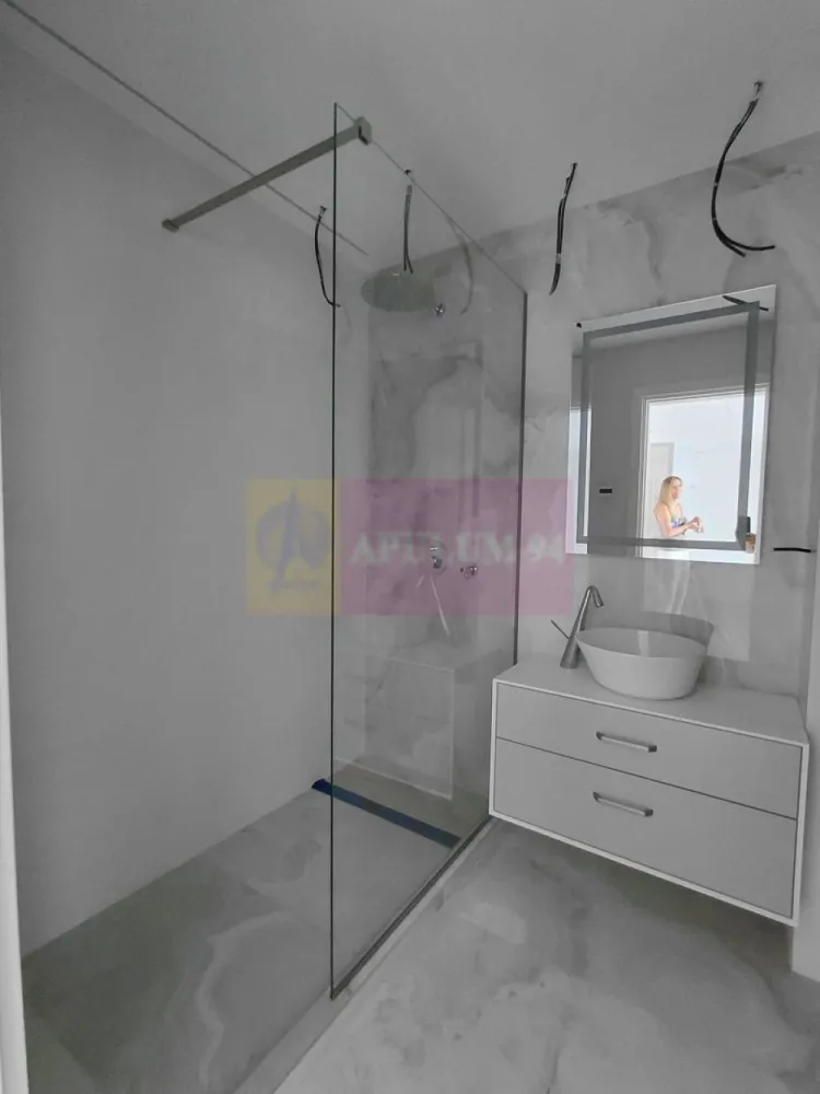 Apartament de lux 3 camere 2024, in Mamaia Nord-vedere la Marea Neagra - Va oferim spre vanzare apartamente de 3 camere cu vedere la Marea Neagra in Mamaia Nord, intr-un bloc nou 2024, P+12 la cheie ultralux, blocul fiind terminat si finisat, pregatit gata de locuit.
Incalzirea fiecarui apartament se face cu Pompa de Caldura la curent, incalzire in pardoseala, aeroconvectoare pentru climatizare, este prevazut cu 3 grupuri sanitare cu cabine de dus. Bucataria este open in living.
Scara blocului are doua lifturi moderne si o intrare imperiala cu candelabre superbe.
Suplimentar locuri de parcare la mezanin si etajul I.
Blocul are piscina exterioara si doua sali de fitness gratuite pentru rezidentii blocului. 
La intrarea in complex este bariera cu telecomanda.
Pretul este purtator de TVA si se calculeaza la suprafata construita.
Pentru detalii suplimentare si vizionari contactati agentul Dona Camelia 0733683461.