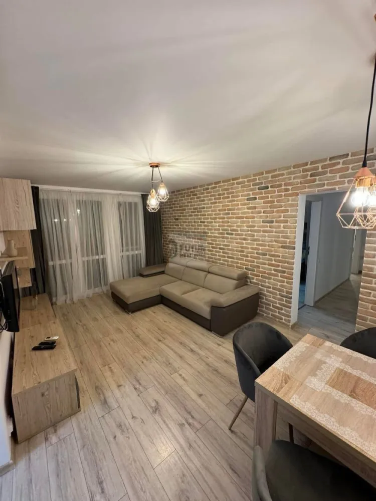 Apartament 3 camere si 2 locuri parcare in Titan langa metrou si parc - Se închiriază începând cu 1 martie un apartament de 3 camere, 70mp, situat la etajul al treilea al unui bloc de 4 etaje, reabilitat termic, cu interfon si sistem de supraveghere video, aflat în Cartierul Titan, la nici 5 minute de mers pe jos de parcul IOR și metroul Titan, fix lângă parcul Constantin Brâncuși într-o zonă verde si liniștită. Apartamentul a fost renovat integral, totul a fost schimbat, inclusiv instalația termică, sanitară și electrică. Are centrală termică proprie ce poate fi setată de la distanță prin wifi. Apartamentul este complet mobilat (mobila din birou urmează să fie schimbată cu una nouă), are multiple spații de depozitare și este utilat cu toate electrocasnicele necesare precum frigider, plită cu inducție, cuptor electric, cuptor cu microunde, mașină de spălat vase, mașină de spălat rufe, tv, aspirator, congelator și aer condiționat ce poate fi comandat de la distanță prin wifi. Balconul este închis, izolat, foarte spațios și poate fi folosit pe post de stațiu de relaxare, lectură sau chiar ca și un al doilea birou (o măsuță și 2 scaune de terasă urmează să completeze spațiul). Apartamentul vine la pachet cu 2 locuri de parcare situate fix în fața blocului, costuri mici de întreținere și facturi la fel de mici, dar asta bineînțeles ca depinde și de consumul fiecăruia. Nu se fumează în apartament, dar dacă este cazul se poate fuma pe balcoanele dintre etaje sau ideal în afara blocului. Despre animăluțe putem discuta în privat, răspunsul depinzând de fiecare caz în parte, căci deși sunt iubitoare de animale, nu mi-aș dori ca apartamentul să fie deteriorat de acestea. Se închiriază cu contract declarat la ANAF pentru o perioadă de cel puțin 1 an, iar prețul de închiriere este de 800 EUR plus costurile lunare si o lună de chirie garanție. Acestea fiind spuse, dacă sunteți în căutarea unui loc pe care și voi să-l numiți acasă, vă aștept să îl vedeți, vă pot trimite și un video cu turul virtual pentru detalii, iar dacă aveți alte întrebări, vă răspund cu drag. #Titan #RasaritDeSoare #Apartament3Camere #InchirieriBucuresti #Sector3 #ApartamentDeInchiriat #HomeSweetHome #ImobiliareBucuresti #LangaMetrou #AuchanTitan #LocuintaDeVis