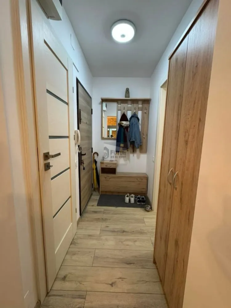 Apartament 3 camere si 2 locuri parcare in Titan langa metrou si parc - Se închiriază începând cu 1 martie un apartament de 3 camere, 70mp, situat la etajul al treilea al unui bloc de 4 etaje, reabilitat termic, cu interfon si sistem de supraveghere video, aflat în Cartierul Titan, la nici 5 minute de mers pe jos de parcul IOR și metroul Titan, fix lângă parcul Constantin Brâncuși într-o zonă verde si liniștită. Apartamentul a fost renovat integral, totul a fost schimbat, inclusiv instalația termică, sanitară și electrică. Are centrală termică proprie ce poate fi setată de la distanță prin wifi. Apartamentul este complet mobilat (mobila din birou urmează să fie schimbată cu una nouă), are multiple spații de depozitare și este utilat cu toate electrocasnicele necesare precum frigider, plită cu inducție, cuptor electric, cuptor cu microunde, mașină de spălat vase, mașină de spălat rufe, tv, aspirator, congelator și aer condiționat ce poate fi comandat de la distanță prin wifi. Balconul este închis, izolat, foarte spațios și poate fi folosit pe post de stațiu de relaxare, lectură sau chiar ca și un al doilea birou (o măsuță și 2 scaune de terasă urmează să completeze spațiul). Apartamentul vine la pachet cu 2 locuri de parcare situate fix în fața blocului, costuri mici de întreținere și facturi la fel de mici, dar asta bineînțeles ca depinde și de consumul fiecăruia. Nu se fumează în apartament, dar dacă este cazul se poate fuma pe balcoanele dintre etaje sau ideal în afara blocului. Despre animăluțe putem discuta în privat, răspunsul depinzând de fiecare caz în parte, căci deși sunt iubitoare de animale, nu mi-aș dori ca apartamentul să fie deteriorat de acestea. Se închiriază cu contract declarat la ANAF pentru o perioadă de cel puțin 1 an, iar prețul de închiriere este de 800 EUR plus costurile lunare si o lună de chirie garanție. Acestea fiind spuse, dacă sunteți în căutarea unui loc pe care și voi să-l numiți acasă, vă aștept să îl vedeți, vă pot trimite și un video cu turul virtual pentru detalii, iar dacă aveți alte întrebări, vă răspund cu drag. #Titan #RasaritDeSoare #Apartament3Camere #InchirieriBucuresti #Sector3 #ApartamentDeInchiriat #HomeSweetHome #ImobiliareBucuresti #LangaMetrou #AuchanTitan #LocuintaDeVis