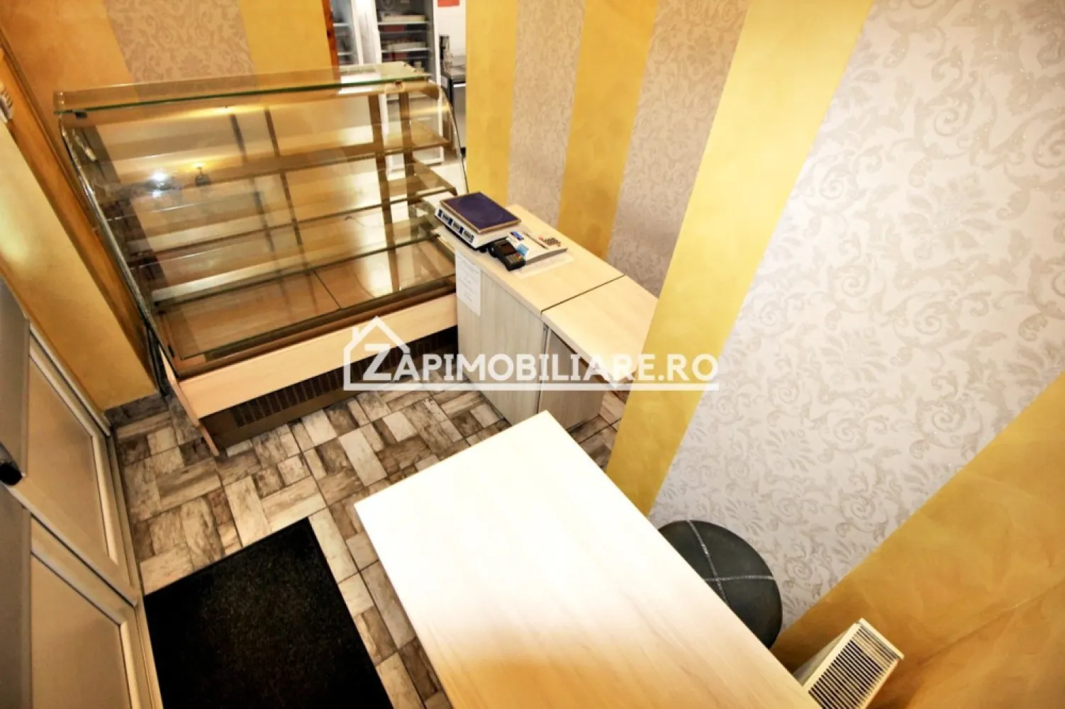 Afacere la cheie cu clientelă formată - Contact 0774048706.Bogdan
De vanzare afacere la cheie cu clientelă formată ,zona Gheorghe Doja vad foarte bun
Aer conditionat
Vitrina expunere marfa
2 vitrinie frigorifice pt produse finite
2 congrlatoare pentru semipreparate
Masa frigorifica inox cu 3 usi pentru semipreparate
Congelator fructe
Frigidere separate oentru lactate/oua/fructe
Chiuvete conform cerintelor DSV
3 cuptoare: 2 rafturi/4rafturi/10rafturi
Mese de lucru inox
2 mixere profesionale
1 mixer planetar
70 mp. utili
Colaborare cu 6 cafenele 
Colaborare cu sala de nunti
Pagini de social media 
Website

Afacerea se vinde mobilată si utilată la prețul de 39.500 Euro comision ZERO.
Contact 0774048706.Bogdan!
Acest anunț nu corespunde cerințelor tale? Sună la numărul afișat în anunț și unul dintre agenții noștri te va ajuta cu alte oferte personalizate în funcție de cerințele tale.