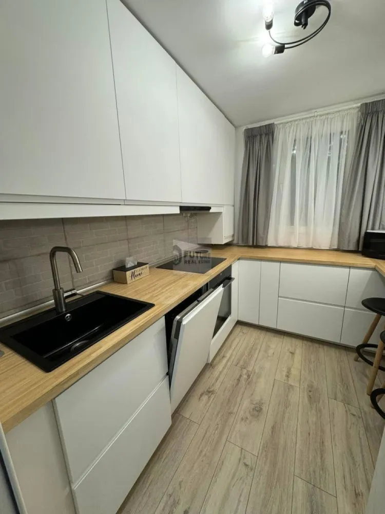 Apartament 3 camere si 2 locuri parcare in Titan langa metrou si parc - Se închiriază începând cu 1 martie un apartament de 3 camere, 70mp, situat la etajul al treilea al unui bloc de 4 etaje, reabilitat termic, cu interfon si sistem de supraveghere video, aflat în Cartierul Titan, la nici 5 minute de mers pe jos de parcul IOR și metroul Titan, fix lângă parcul Constantin Brâncuși într-o zonă verde si liniștită. Apartamentul a fost renovat integral, totul a fost schimbat, inclusiv instalația termică, sanitară și electrică. Are centrală termică proprie ce poate fi setată de la distanță prin wifi. Apartamentul este complet mobilat (mobila din birou urmează să fie schimbată cu una nouă), are multiple spații de depozitare și este utilat cu toate electrocasnicele necesare precum frigider, plită cu inducție, cuptor electric, cuptor cu microunde, mașină de spălat vase, mașină de spălat rufe, tv, aspirator, congelator și aer condiționat ce poate fi comandat de la distanță prin wifi. Balconul este închis, izolat, foarte spațios și poate fi folosit pe post de stațiu de relaxare, lectură sau chiar ca și un al doilea birou (o măsuță și 2 scaune de terasă urmează să completeze spațiul). Apartamentul vine la pachet cu 2 locuri de parcare situate fix în fața blocului, costuri mici de întreținere și facturi la fel de mici, dar asta bineînțeles ca depinde și de consumul fiecăruia. Nu se fumează în apartament, dar dacă este cazul se poate fuma pe balcoanele dintre etaje sau ideal în afara blocului. Despre animăluțe putem discuta în privat, răspunsul depinzând de fiecare caz în parte, căci deși sunt iubitoare de animale, nu mi-aș dori ca apartamentul să fie deteriorat de acestea. Se închiriază cu contract declarat la ANAF pentru o perioadă de cel puțin 1 an, iar prețul de închiriere este de 800 EUR plus costurile lunare si o lună de chirie garanție. Acestea fiind spuse, dacă sunteți în căutarea unui loc pe care și voi să-l numiți acasă, vă aștept să îl vedeți, vă pot trimite și un video cu turul virtual pentru detalii, iar dacă aveți alte întrebări, vă răspund cu drag. #Titan #RasaritDeSoare #Apartament3Camere #InchirieriBucuresti #Sector3 #ApartamentDeInchiriat #HomeSweetHome #ImobiliareBucuresti #LangaMetrou #AuchanTitan #LocuintaDeVis